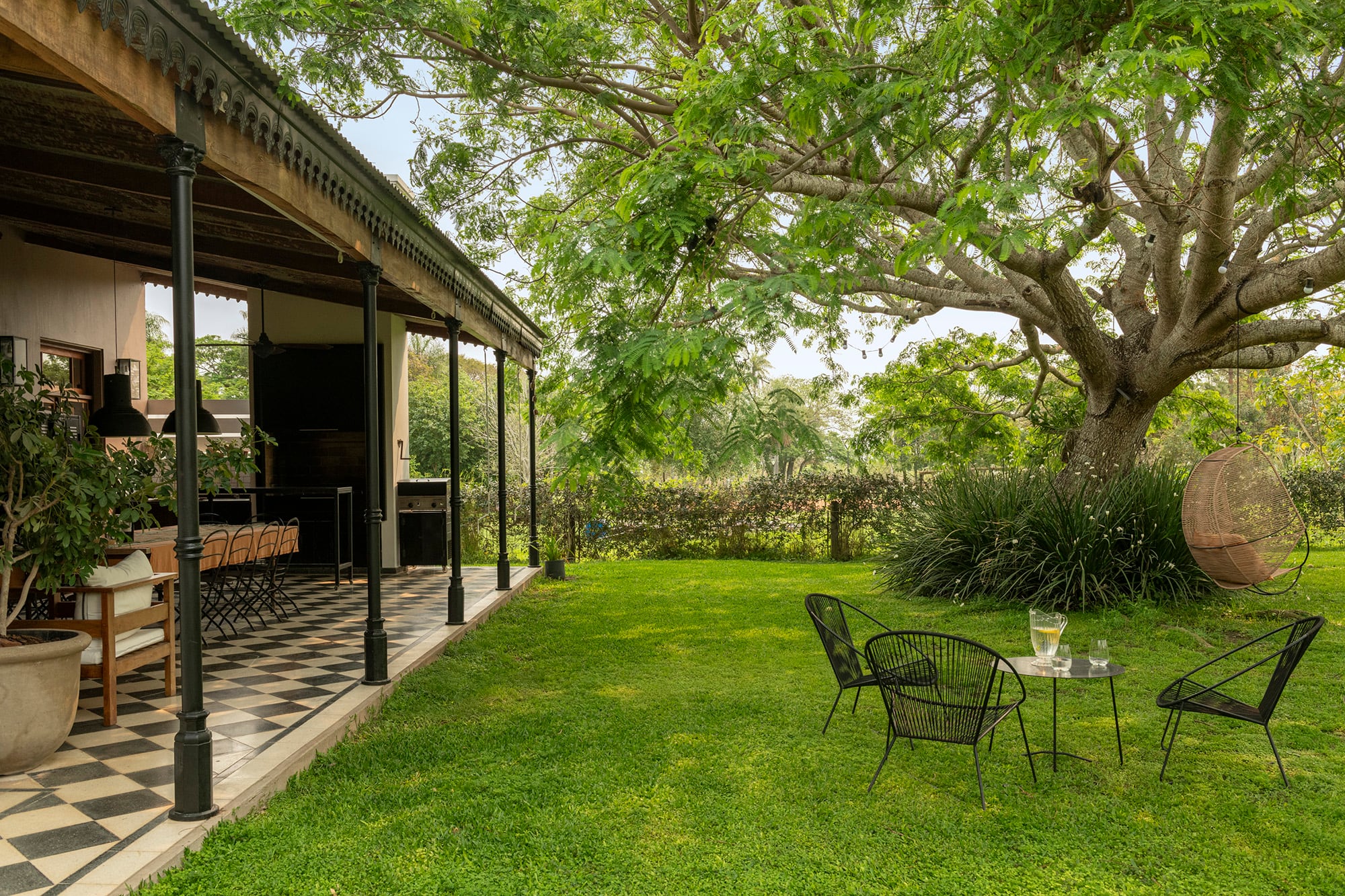 Enamorada del timbó añoso, Victoria se aseguró de tenerlo a la vista en los mejores momentos.