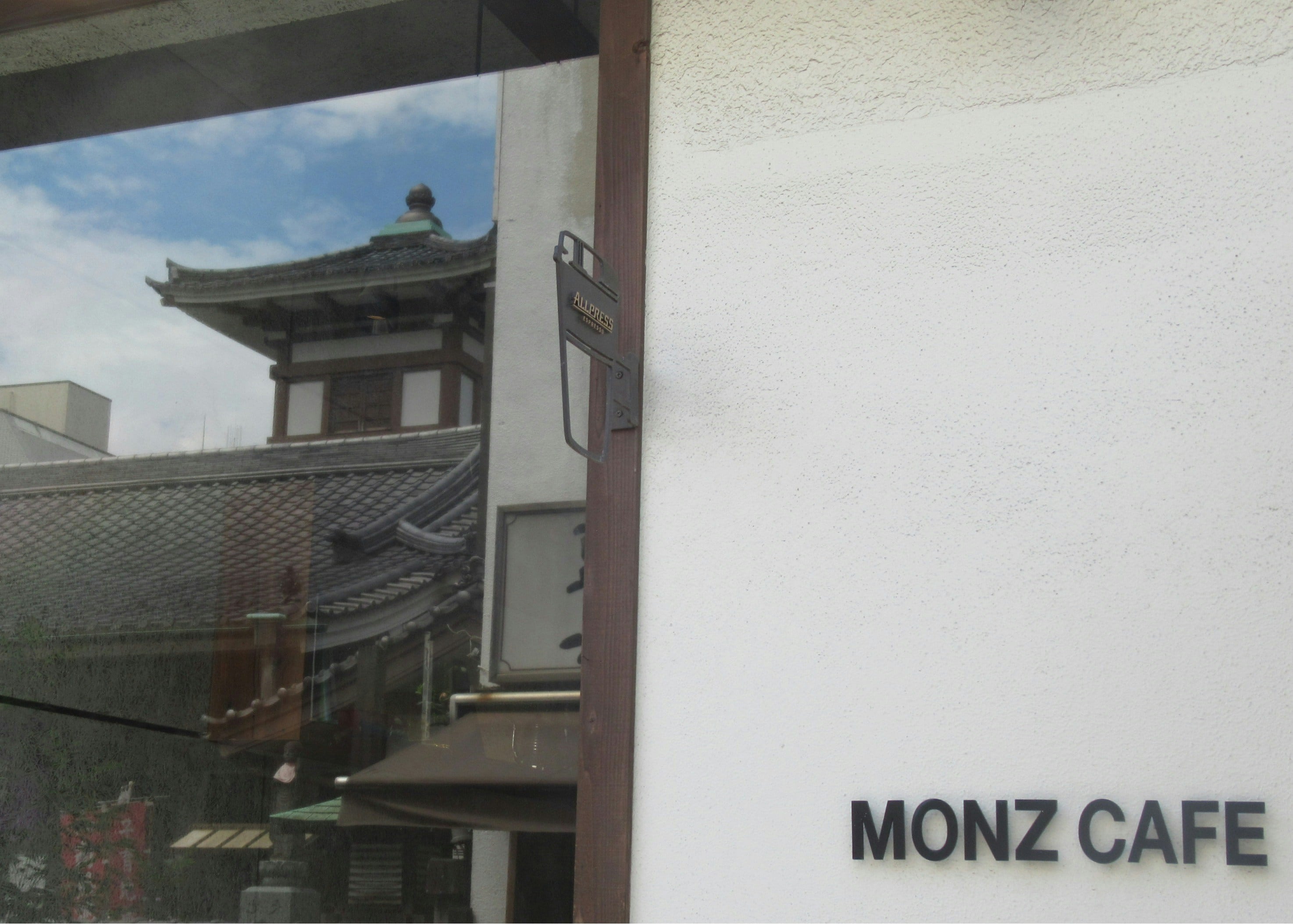 En encuentro muy particular en un café de Tokio