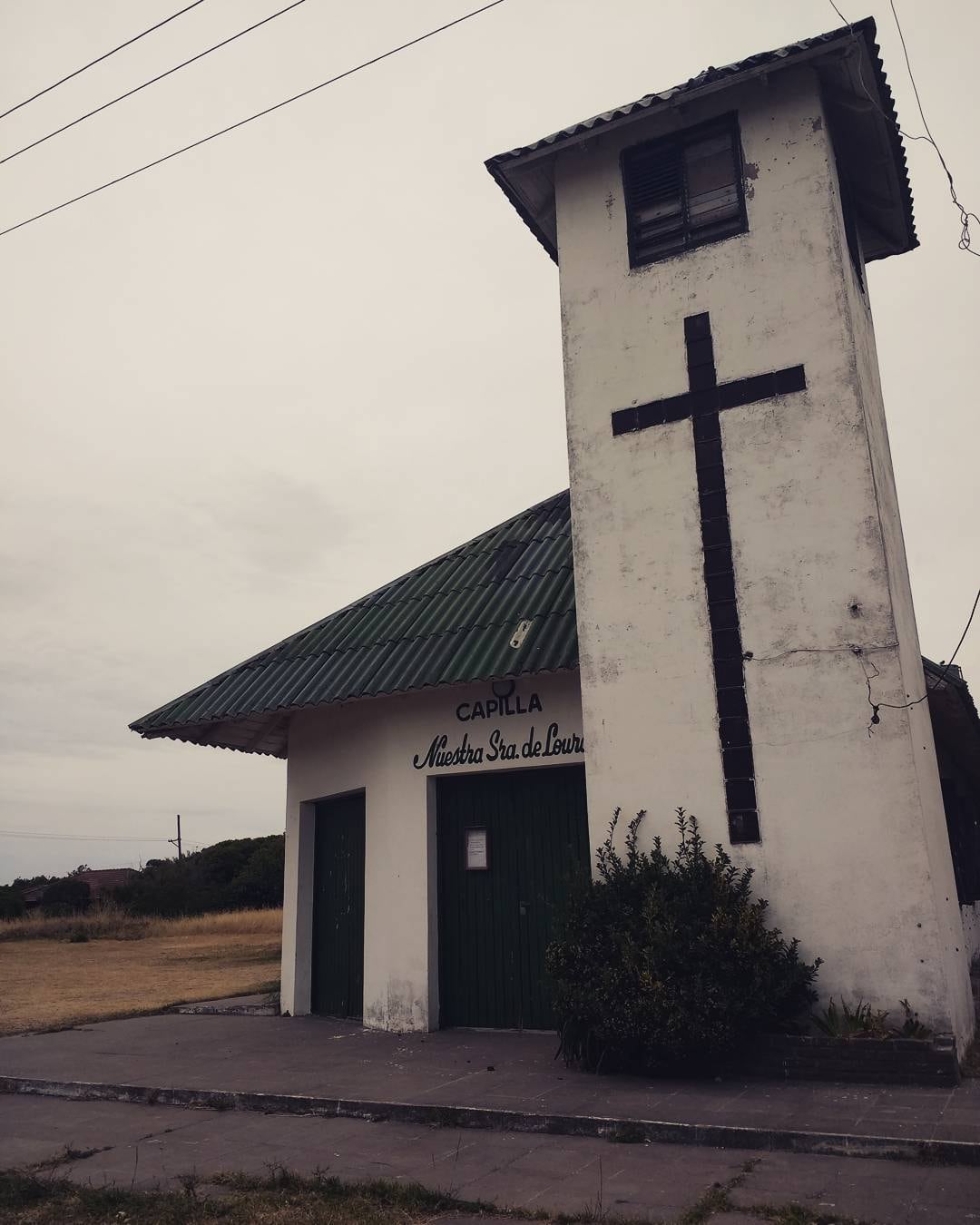 La Gruta de la Virgen de Lourdes y su pequeña capilla.