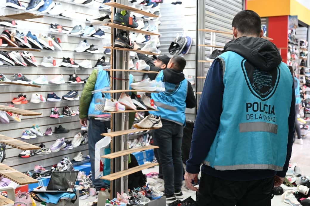 Secuestran 2700 pares de zapatillas de contrabando en una galería comercial de Retiro 6 Las zapatillas de contrabando secuestradas en Retiro están valuadas en más de 160 millones de pesos