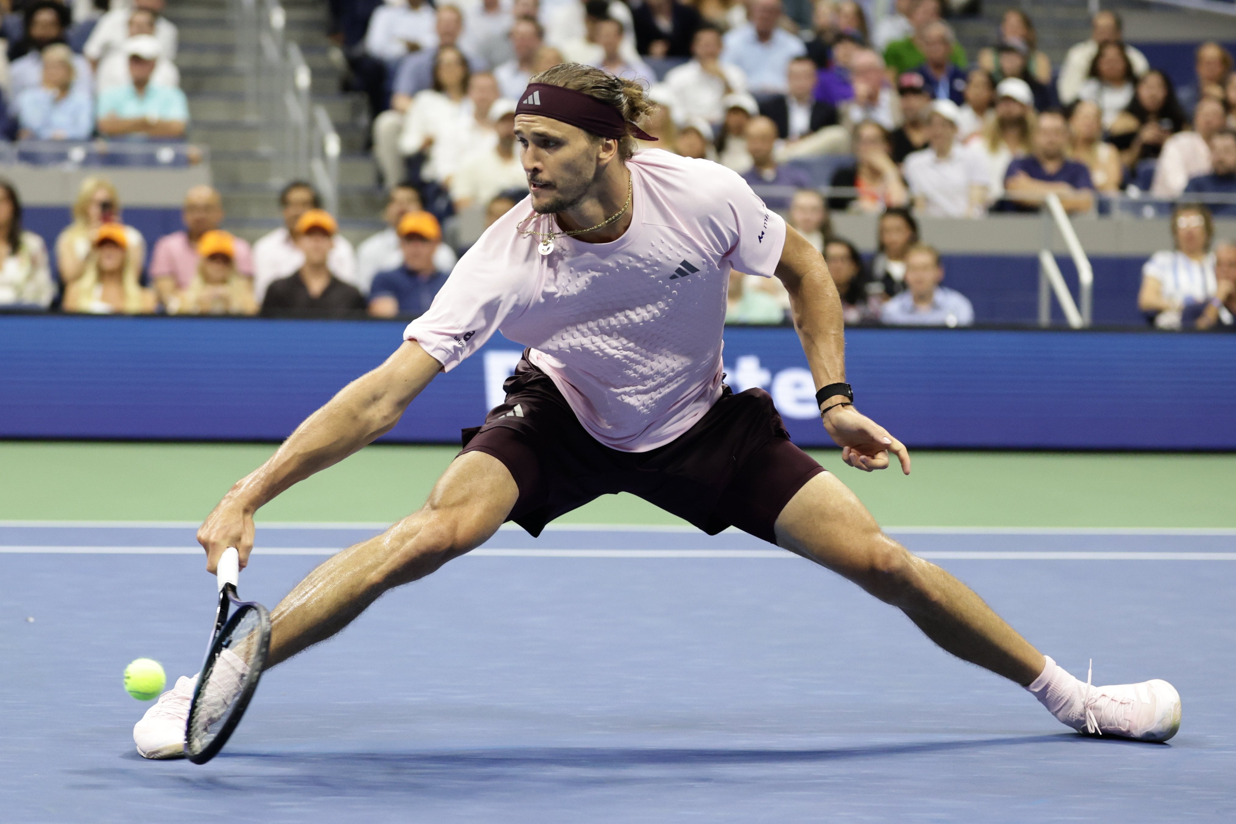 Alexander Zverev, en acción durante su triunfo ante Botic van de Zandschulp, que lo depositó en las semifinales del US Open