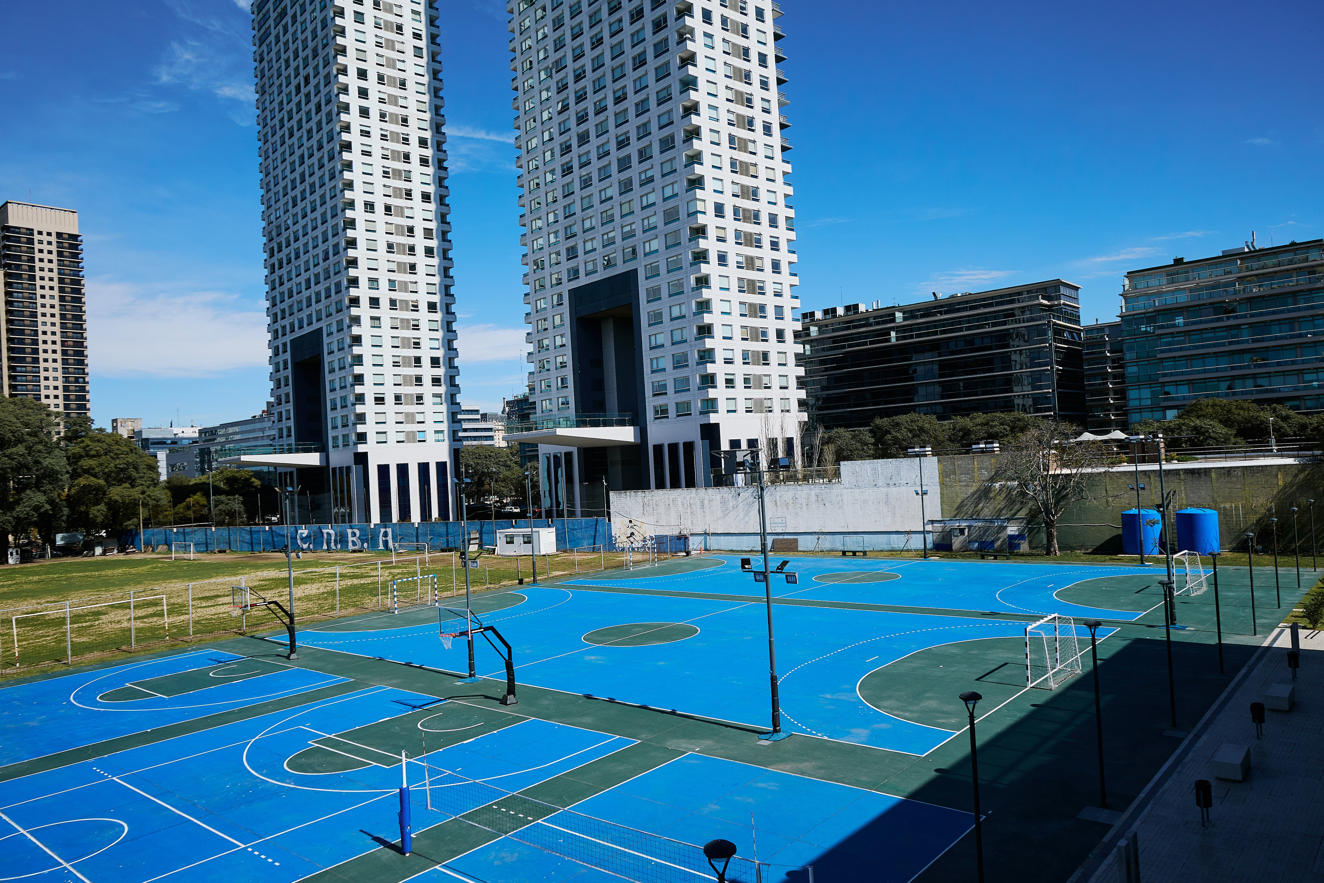 El Campo de Deportes está rodeado de edificios