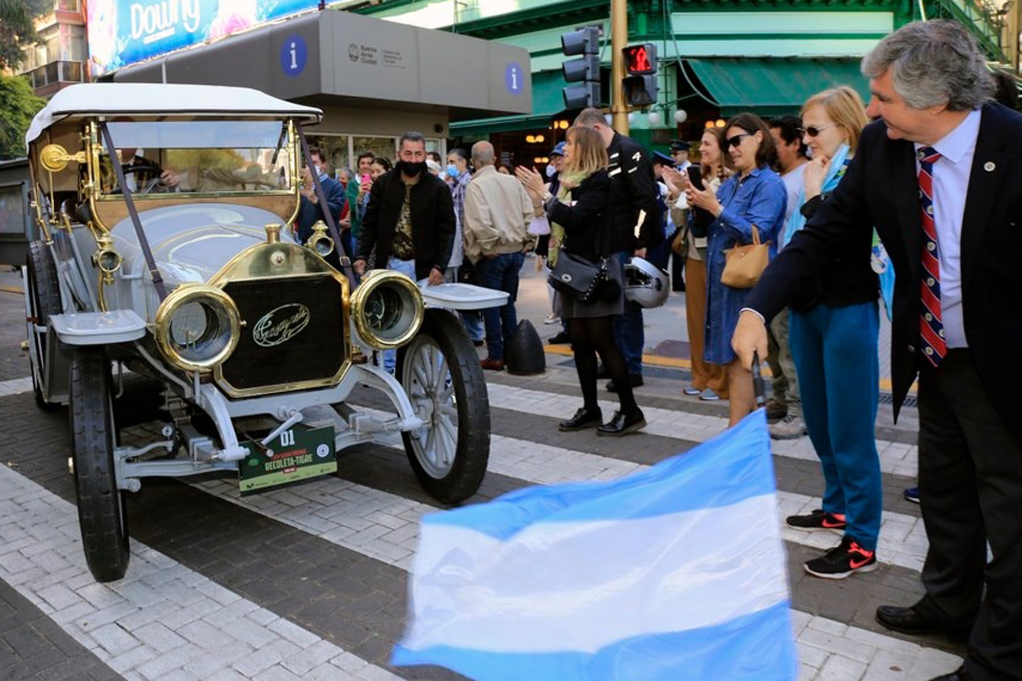 Ricardo Battisti, presidente del Club de Automóviles Clásicos, inicia la largada de la prueba de regularidad reservada a coches y motos antiguos; decenas de joyas mecánicas estarán exhibidas este sábado y competirán este domingo.