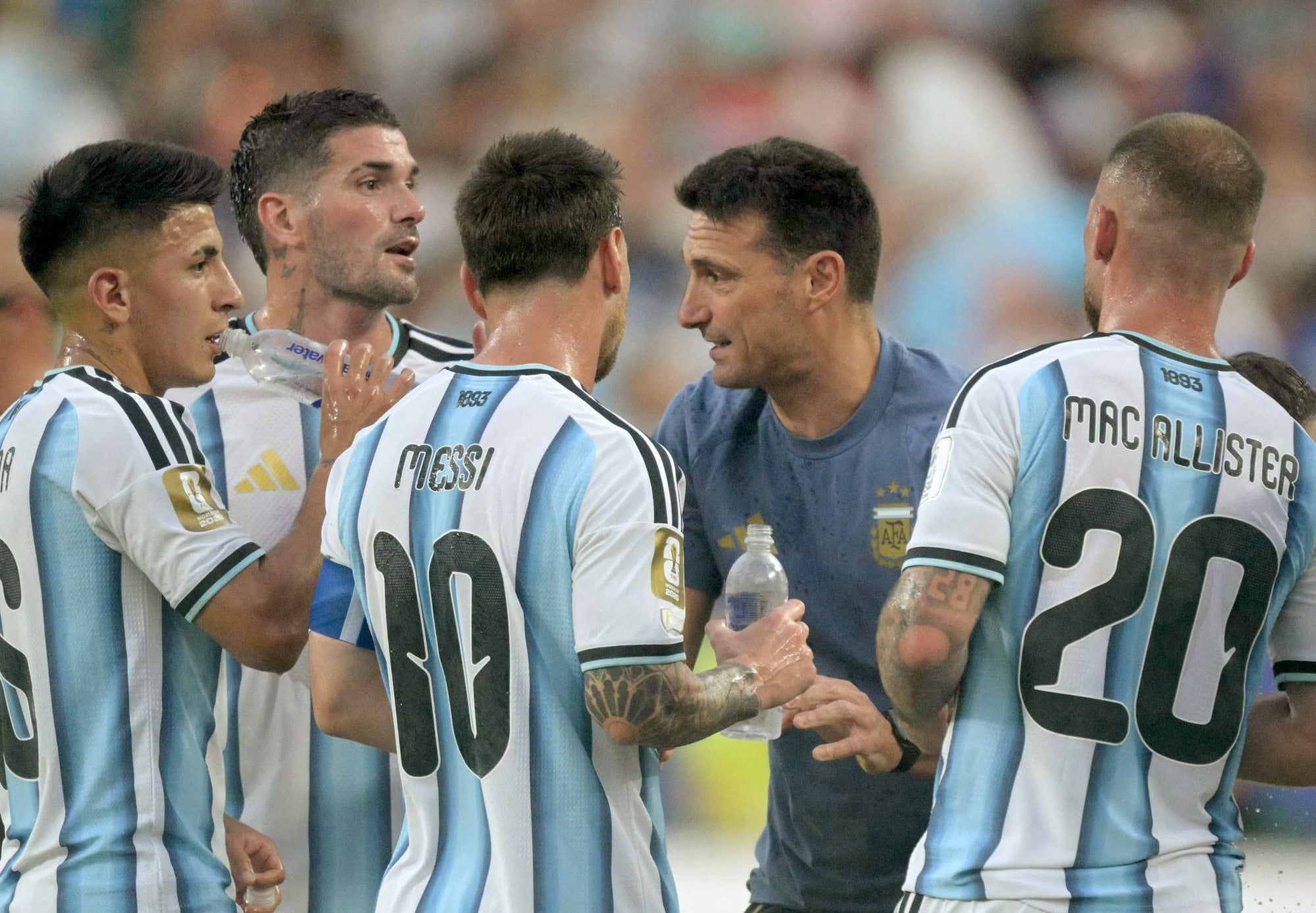 Scaloni habla con los jugadores argentinos en el cooling break