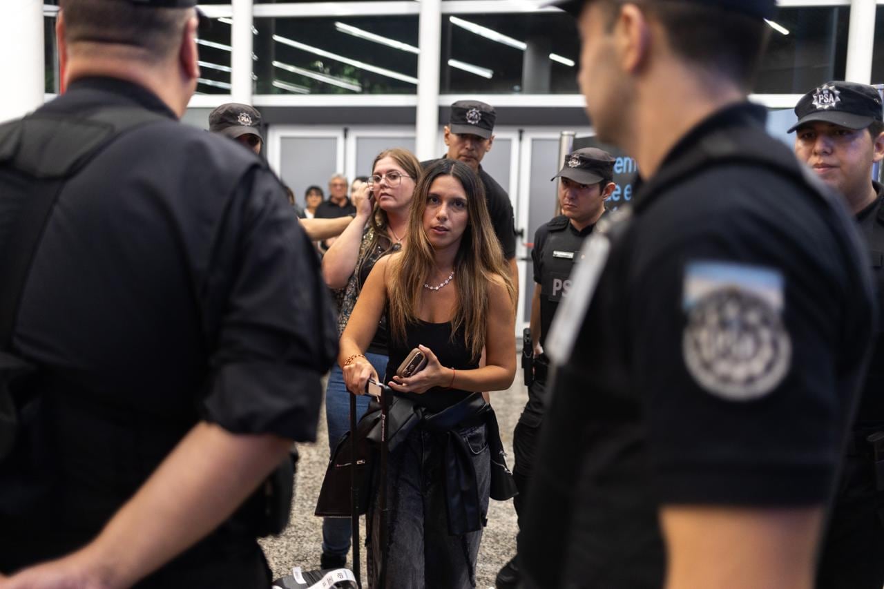 Con ansiedad y lágrimas de alivio, así fue el regreso de Agostina Páez a la Argentina