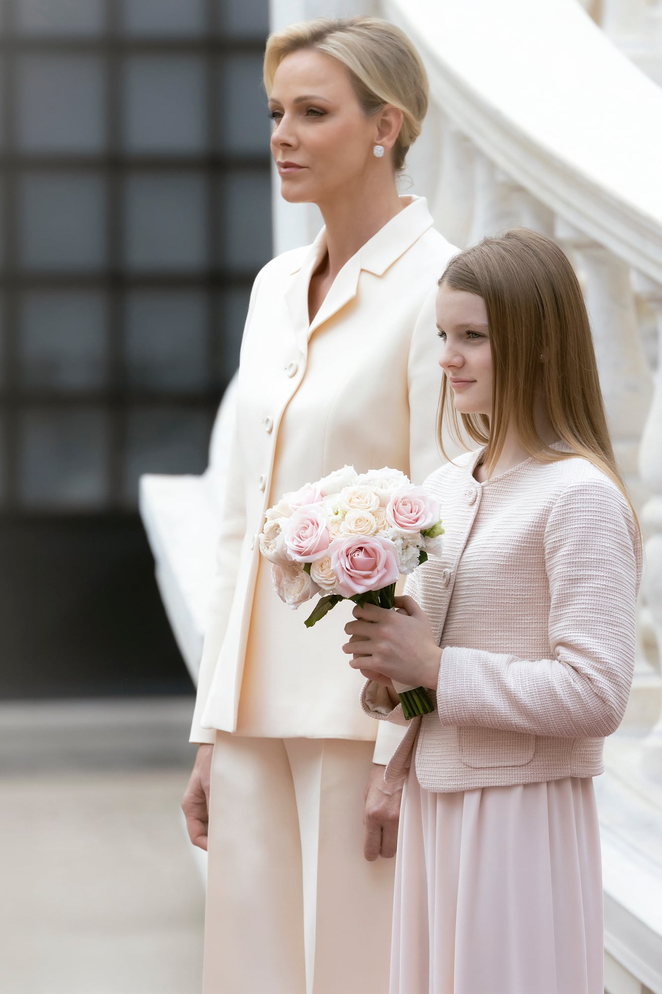 La princesa Charlene y su hija Gabriella con looks en perfecta sintonía: traje de chaqueta y pantalón Dior para la madre, traje de chaqueta y pantalón adaptado a su edad para la hija