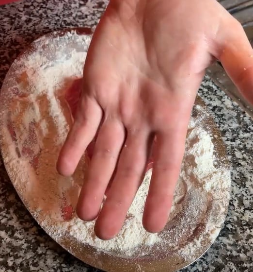 Esta técnica evita que el pan rallado se pegue a la mano (Foto: cocinar.esarte)