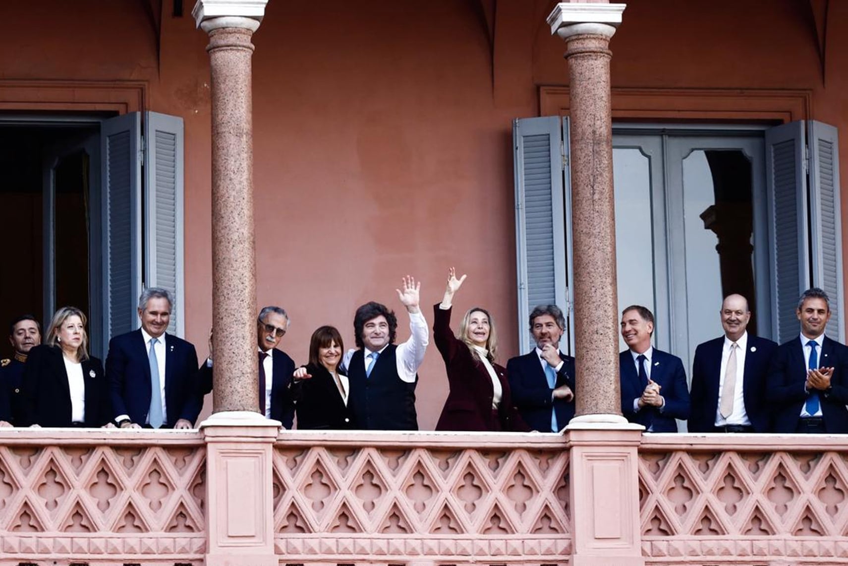 El Presidente junto a su Gabinete en el balcón de la Casa Rosada