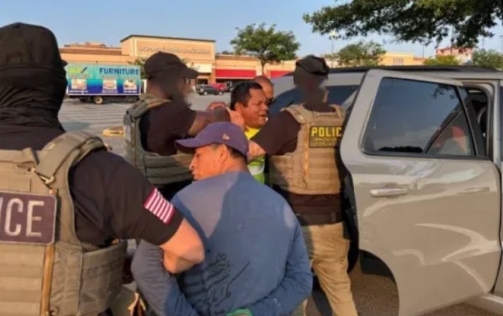 Solo 400 de los 1328 arrestados tenían condenas o cargos penales en EE.UU., según el DHS