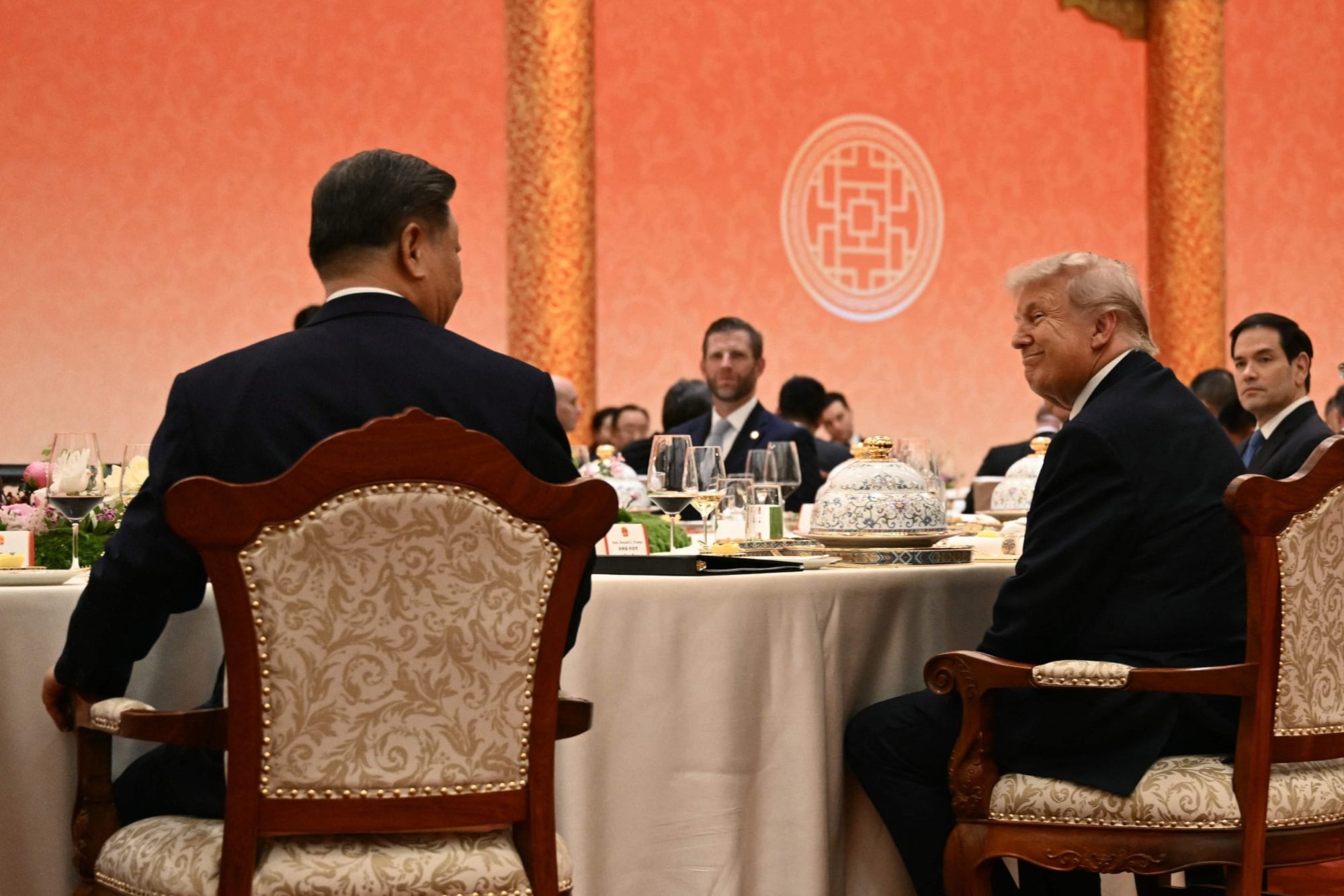 Trump conversa con Xi Jinping durante un banquete de Estado en el Gran Palacio del Pueblo, en Pekín, el 14 de mayo de 2026