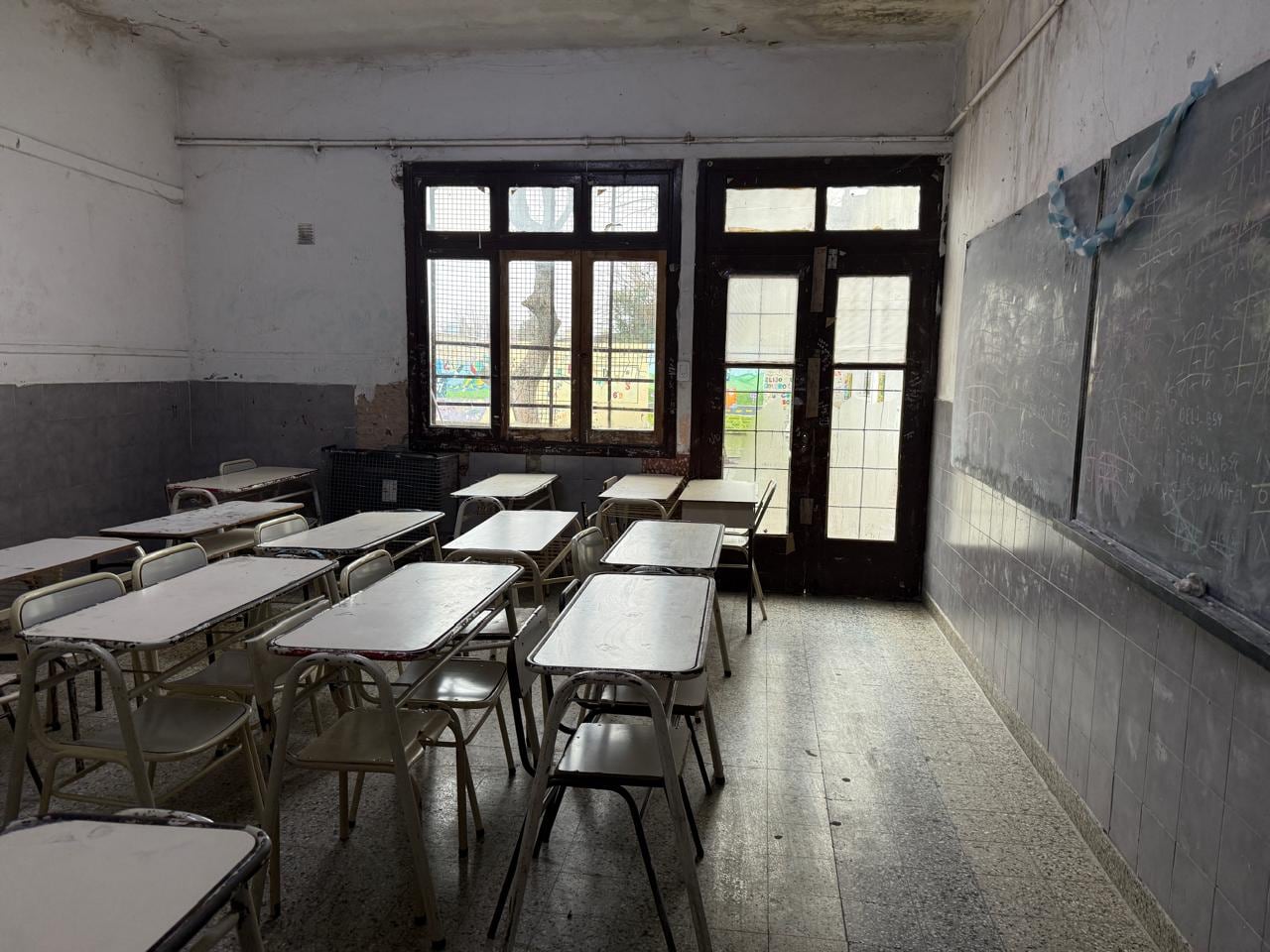 Aulas vacías y fuerte acatamiento al paro docente en La Plata