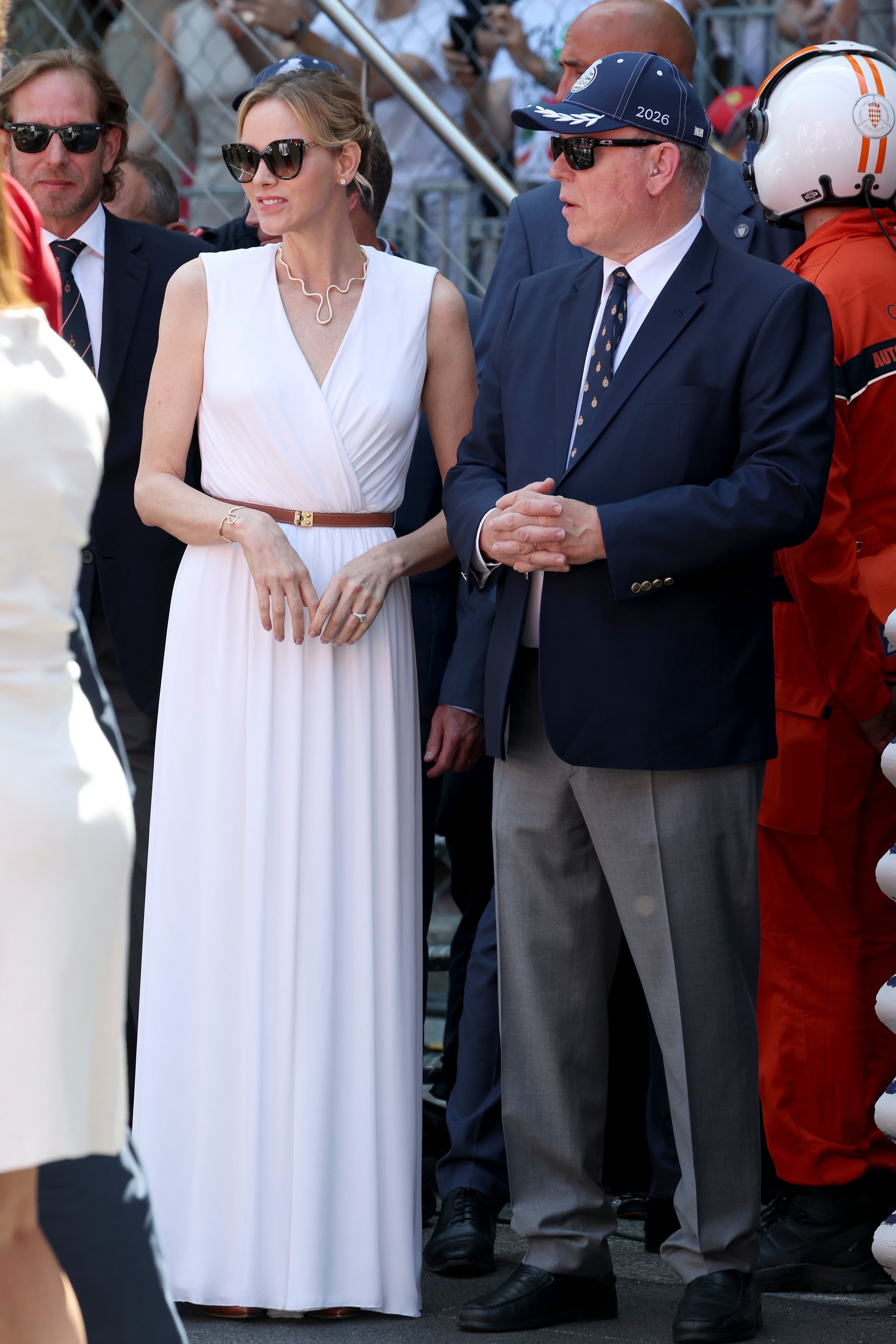 Los príncipes
Alberto y Charlene
(con un vestido
largo de escote
cache coeur),
anfitriones del gran
evento