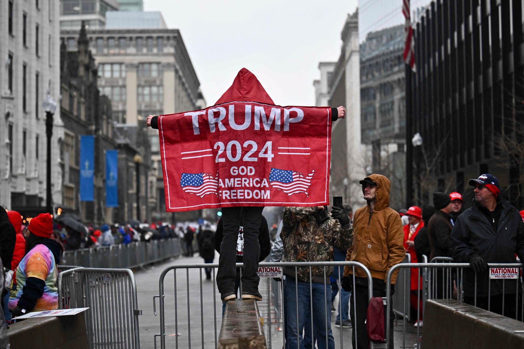 Un partidario del presidente electo de Estados Unidos, Donald Trump, espera afuera del Capital One Arena en Washington, DC, para un mitin por la victoria del MAGA el 19 de enero de 2025, un día antes de la toma de posesión de Trump.