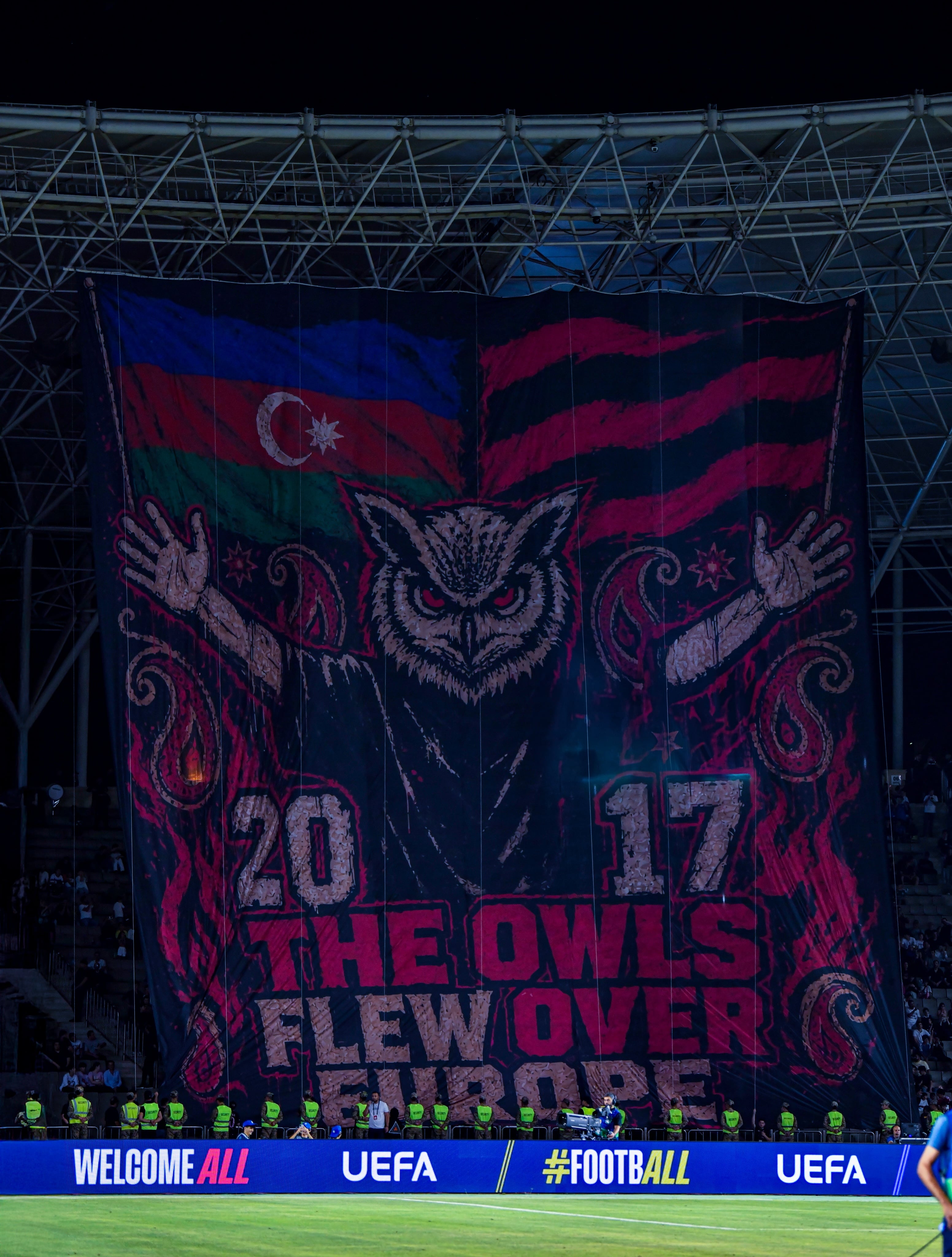 La bandera de los hinchas del Sabah FK en el Tofiq Bahramov de Bakú: