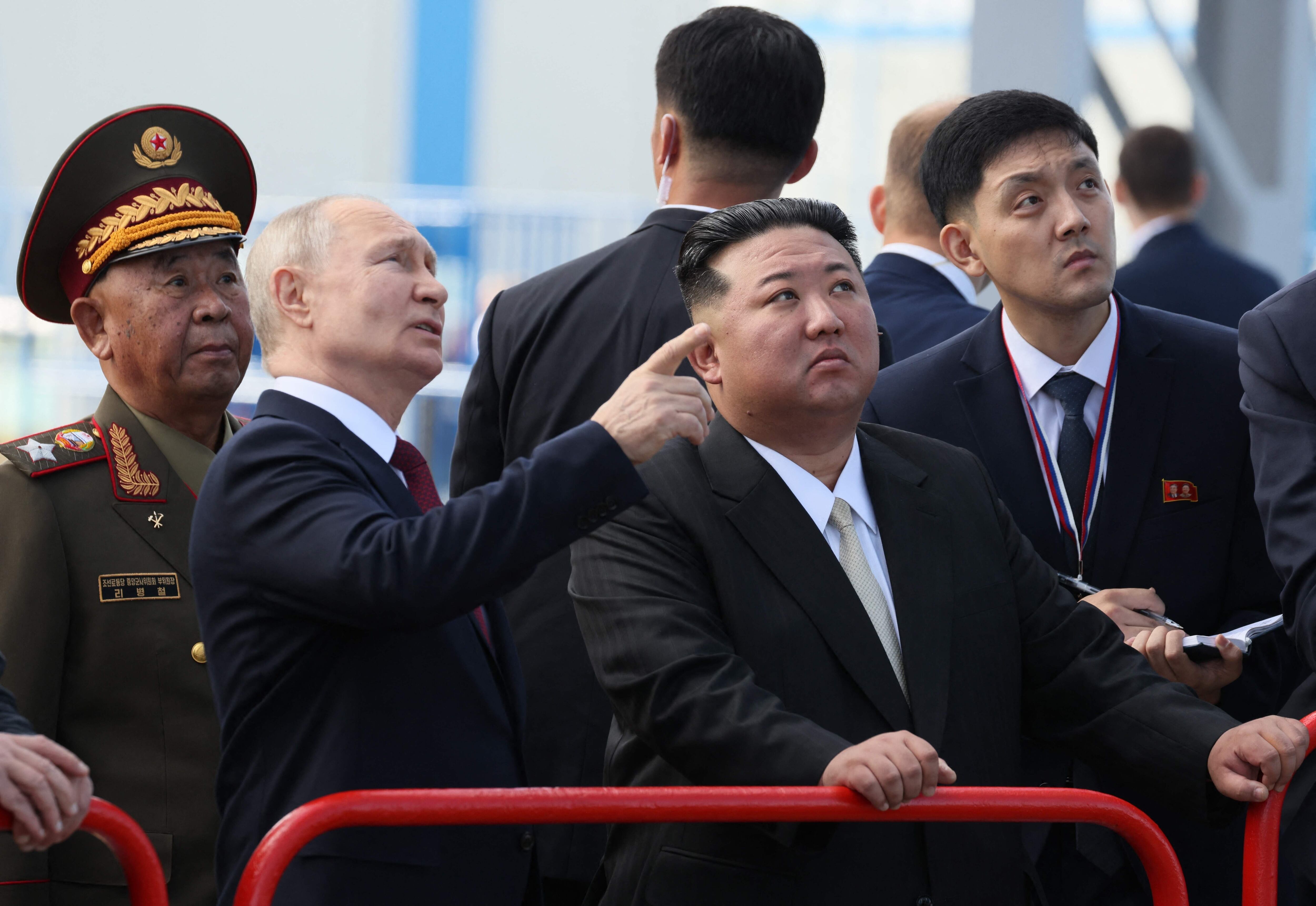 En esta fotografía distribuida por la agencia Sputnik, el presidente ruso Vladimir Putin y el líder de Corea del Norte Kim Jong Un visitan el cosmódromo de Vostochny en la región de Amur el 13 de septiembre de 2023.