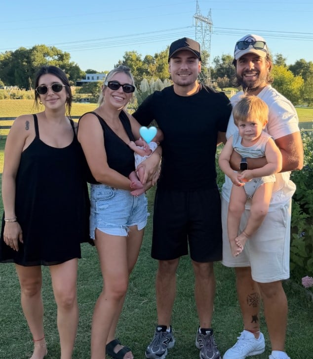 Thiago Batistuta junto a su familia y Theo, su hijo