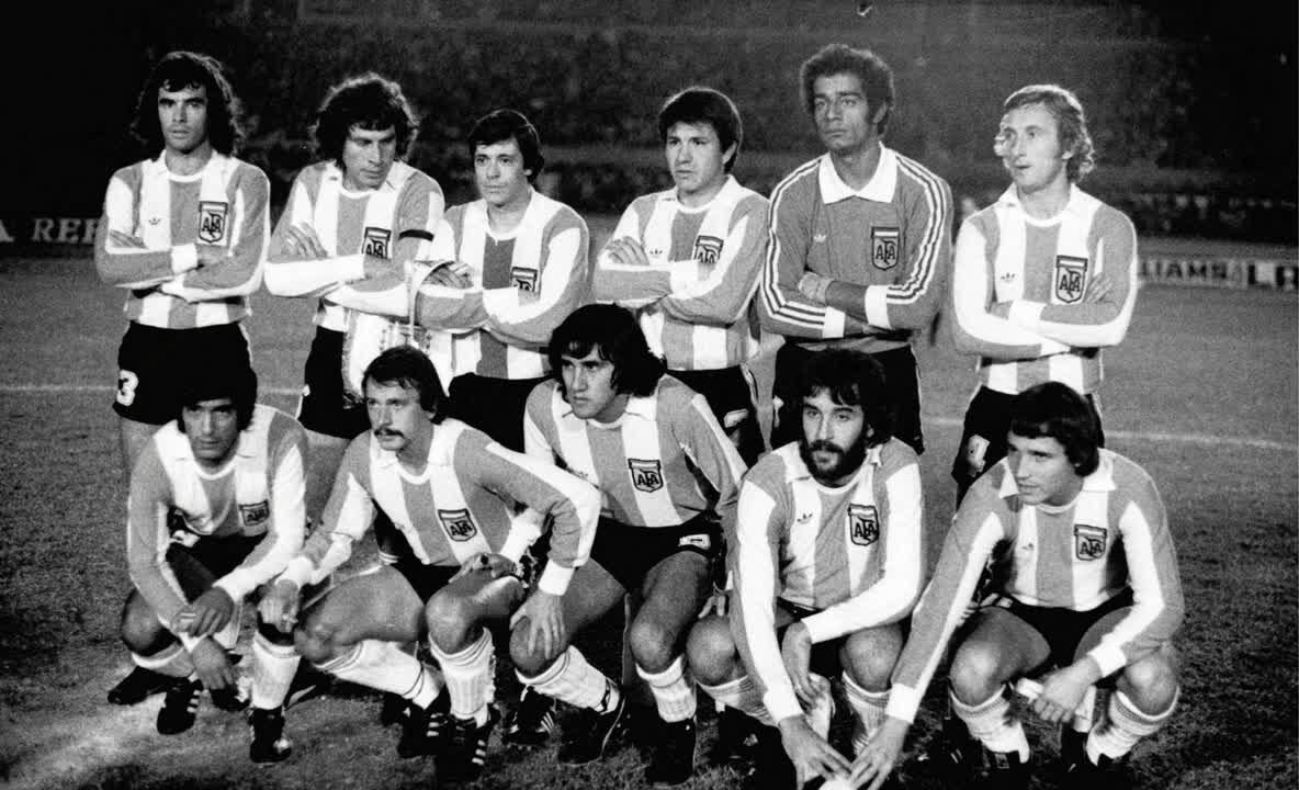 Amistoso del 25 de abril de 1978, un mes antes del Mundial; Larrosa forma abajo, segundo desde la izquierda