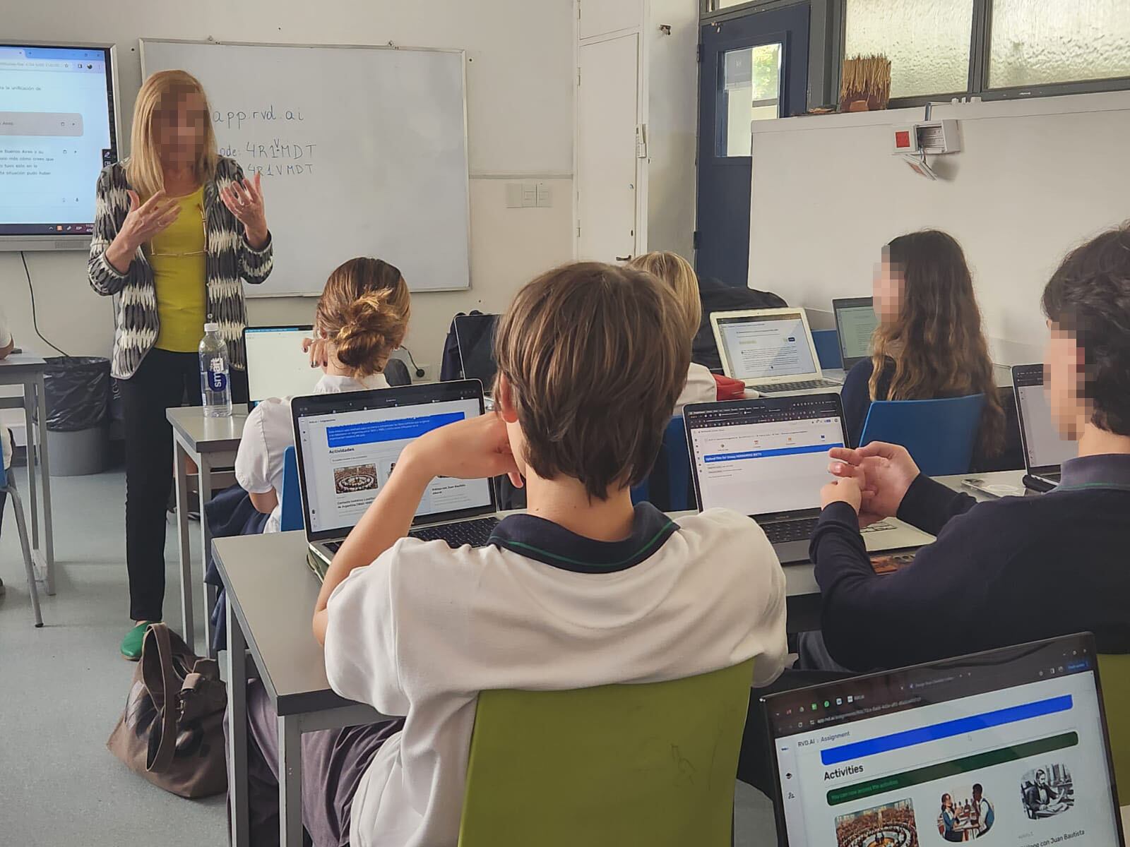 Docente da su clase en un aula.