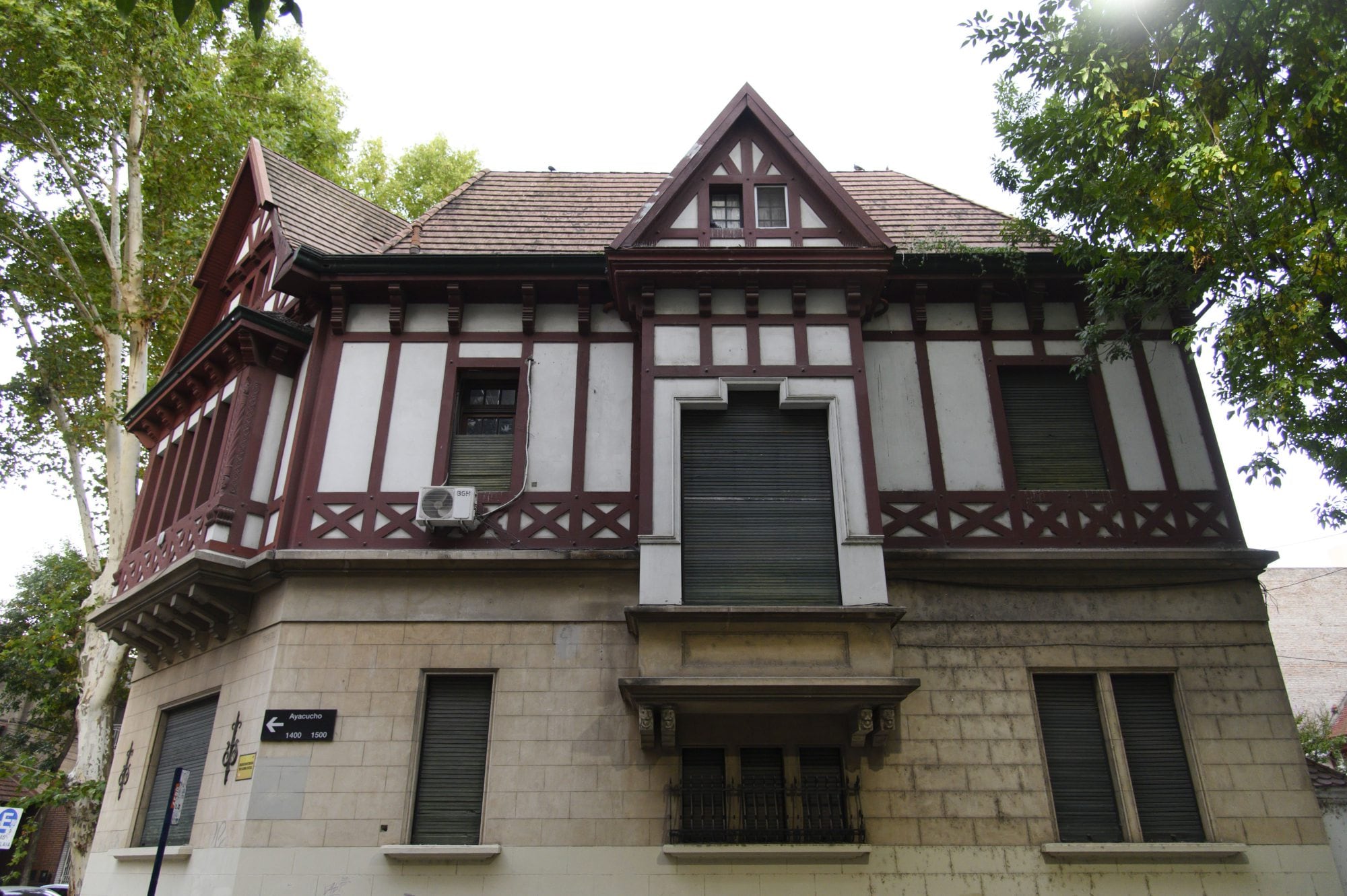 El frente sobre 9 de Julio y Ayacucho muestra la impronta del arquitecto alemán Hermann Waltz, referente de la comunidad alemana en Rosario