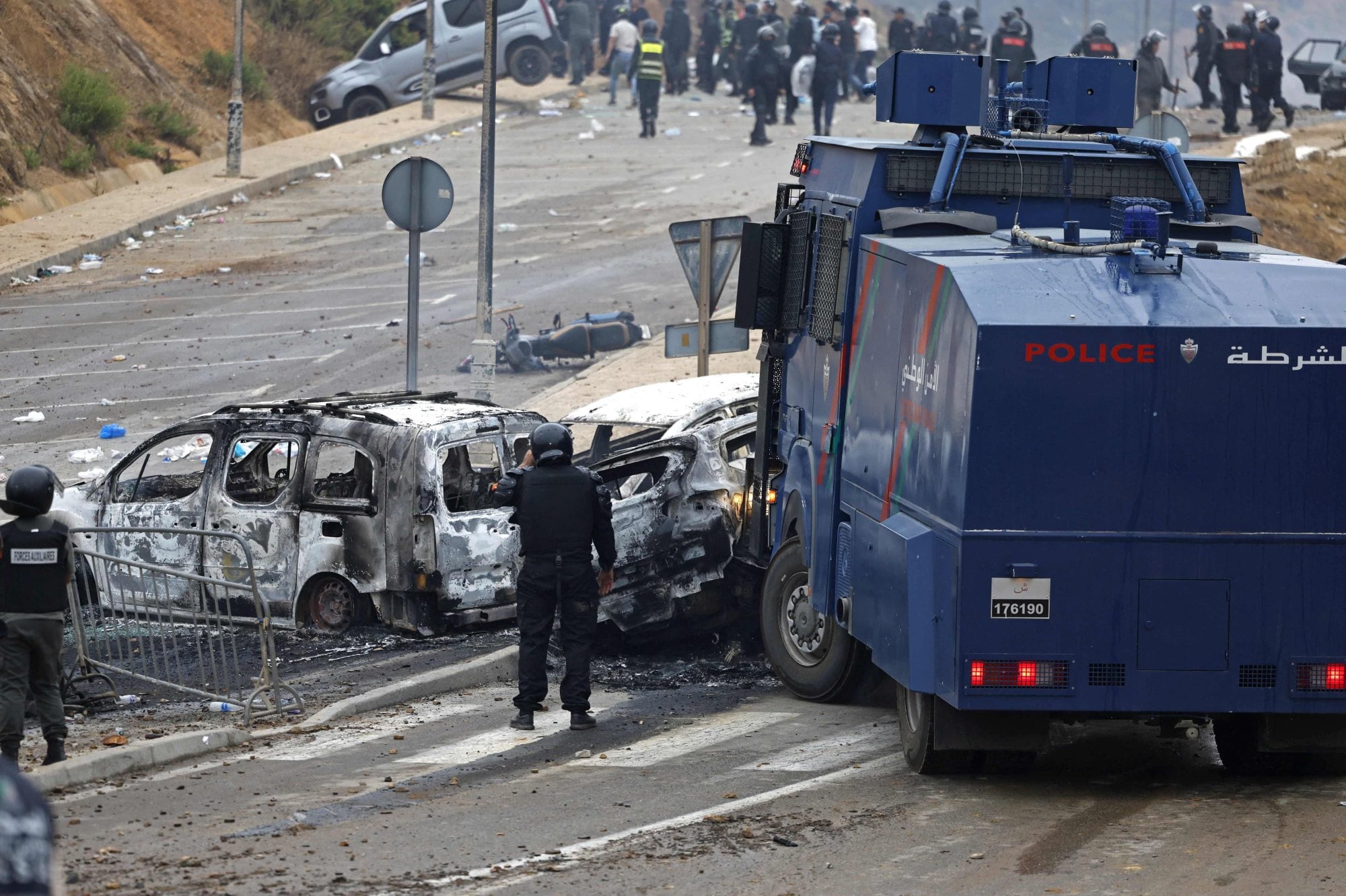El gobierno español moviliza al Ejército para intentar contener la crisis migratoria en Ceuta 7 Miembros de las fuerzas de seguridad marroquíes se reúnen en el lugar de los enfrentamientos cerca de Fnideq
