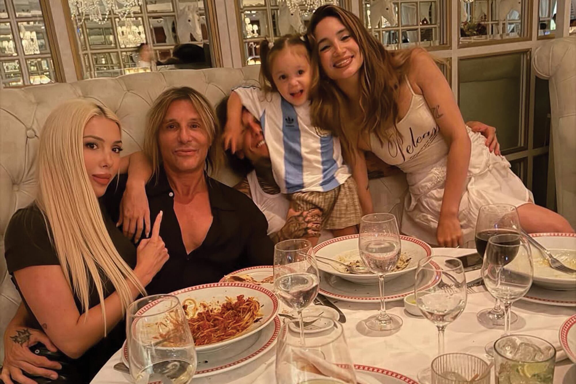 Sofía Bonelli, el cumpleañero, Venezia Caniggia y Melody Luz