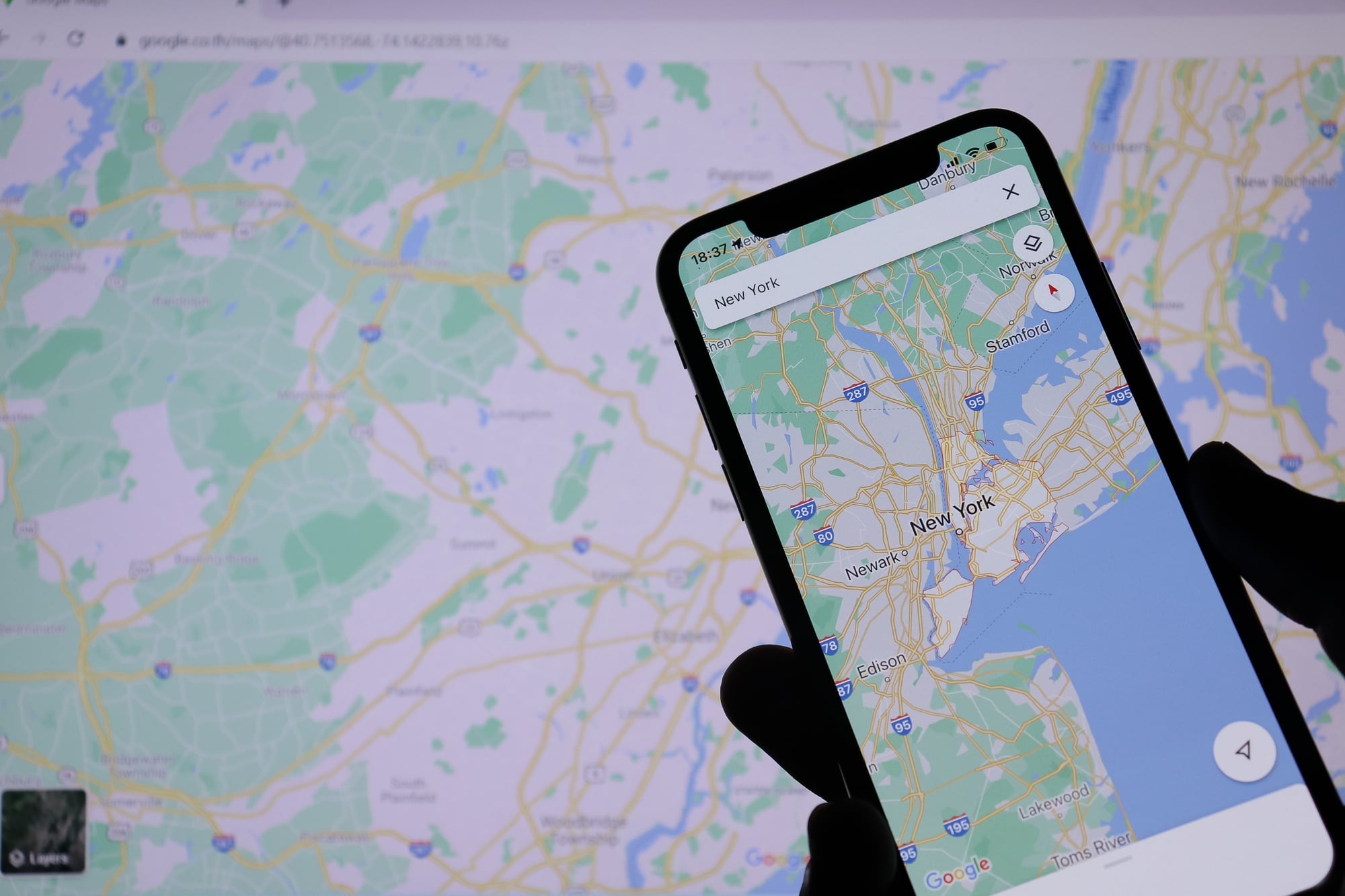 Google Maps lleva un registro de todas las ubicaciones recorridas, un ajuste que está activado de forma predeterminada en teléfonos Android y iPhone