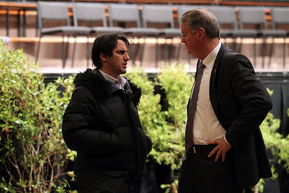 Agustín Pichot, en pleno diálogo con el francés Bernard Lapasset