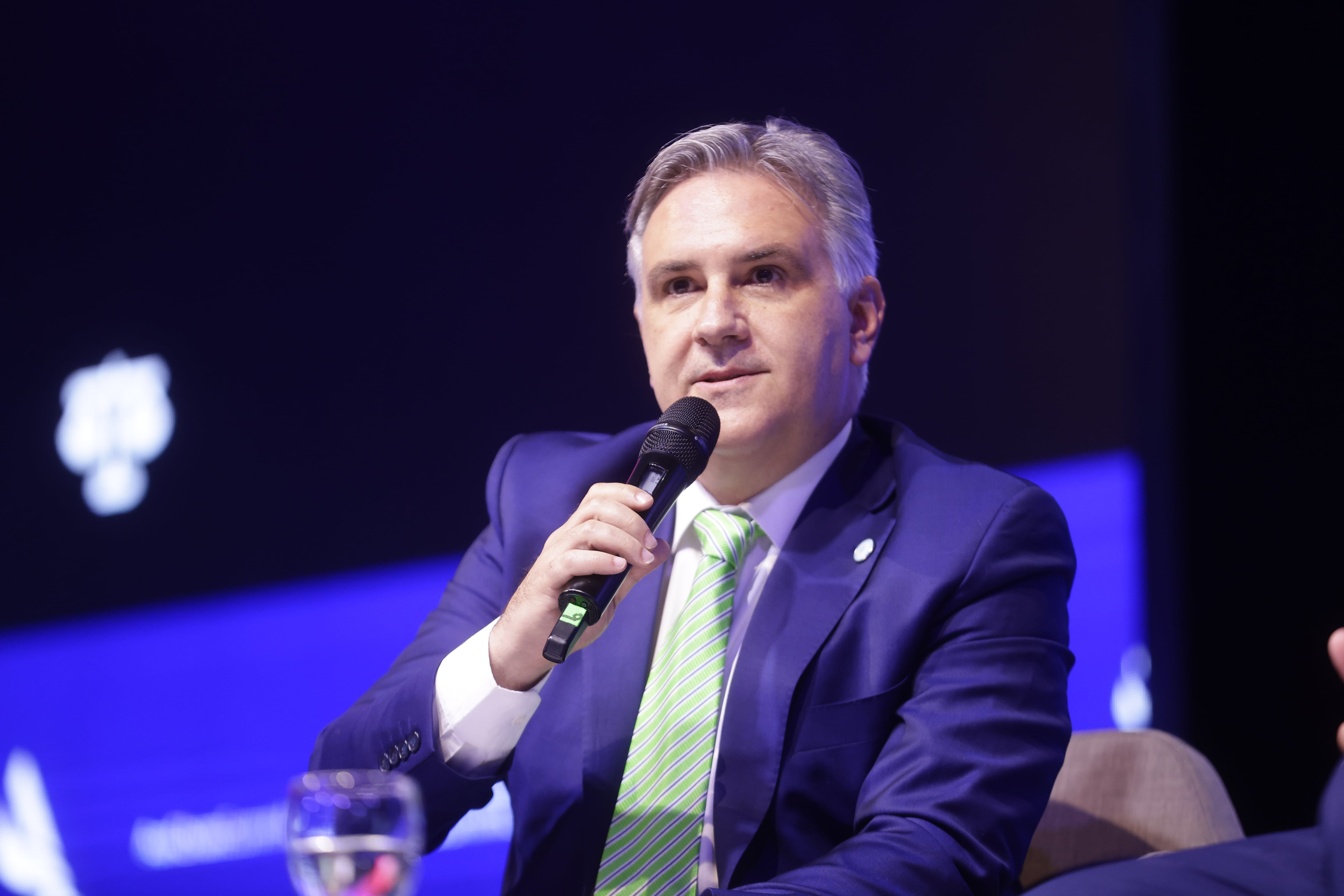 AmCham Summit 2025 en el Centro de Convenciones de Buenos Aires. Martín Llaryora gobernador de Córdoba.