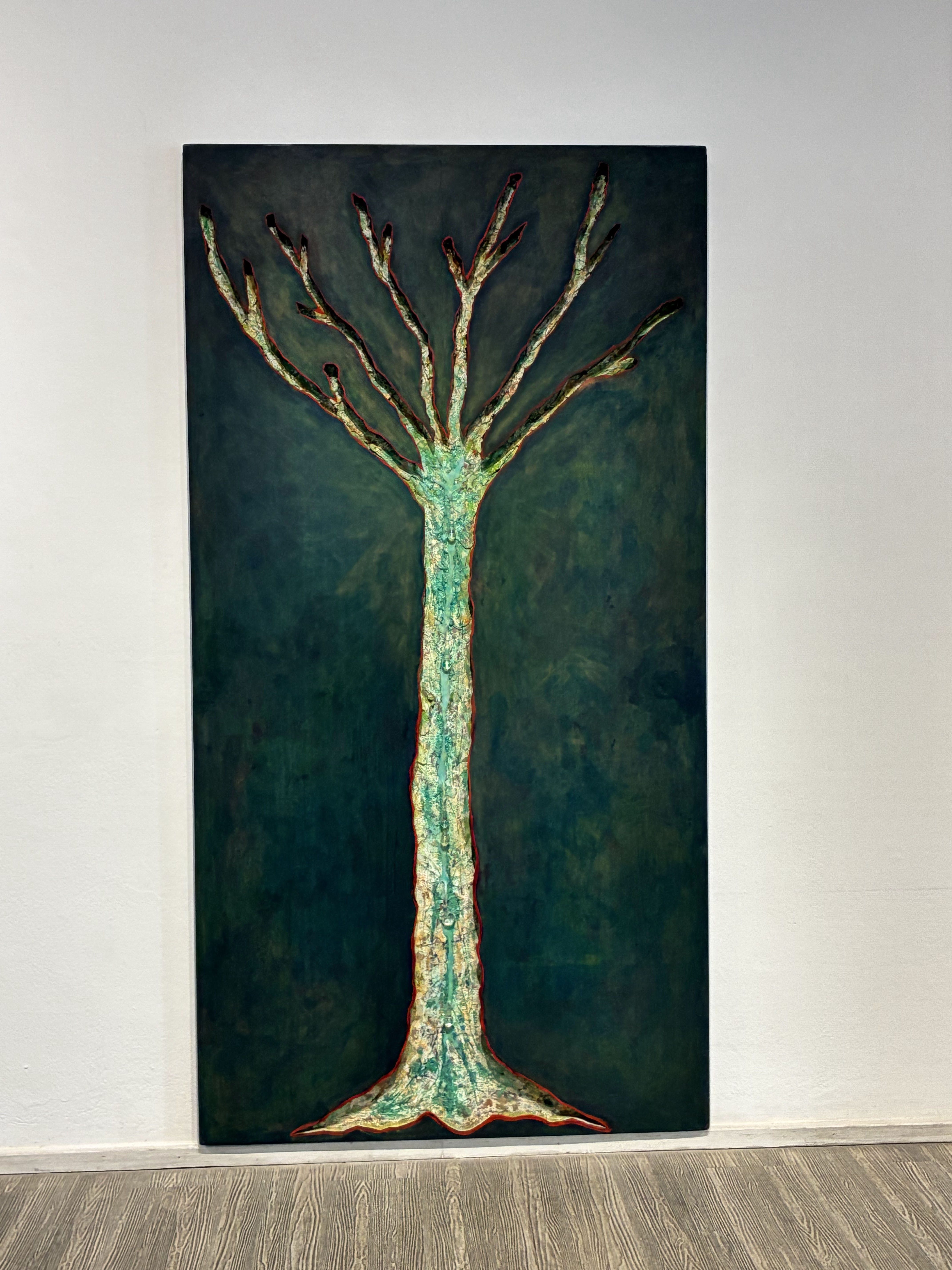 Árbol calado en una puerta antigua, en