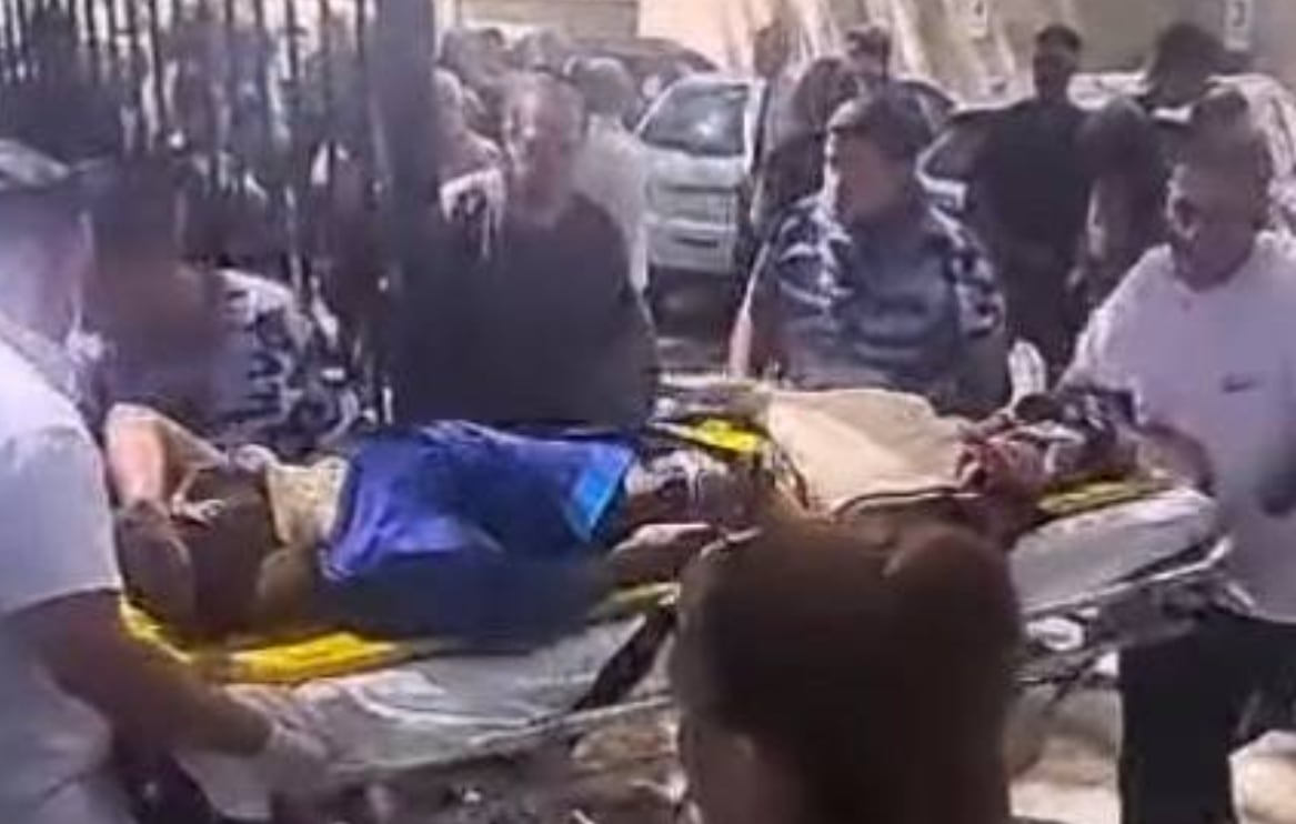 Video: un detenido acusado por violación se tiró desde el cuarto piso de Tribunales, cayó sobre el auto de un juez y murió