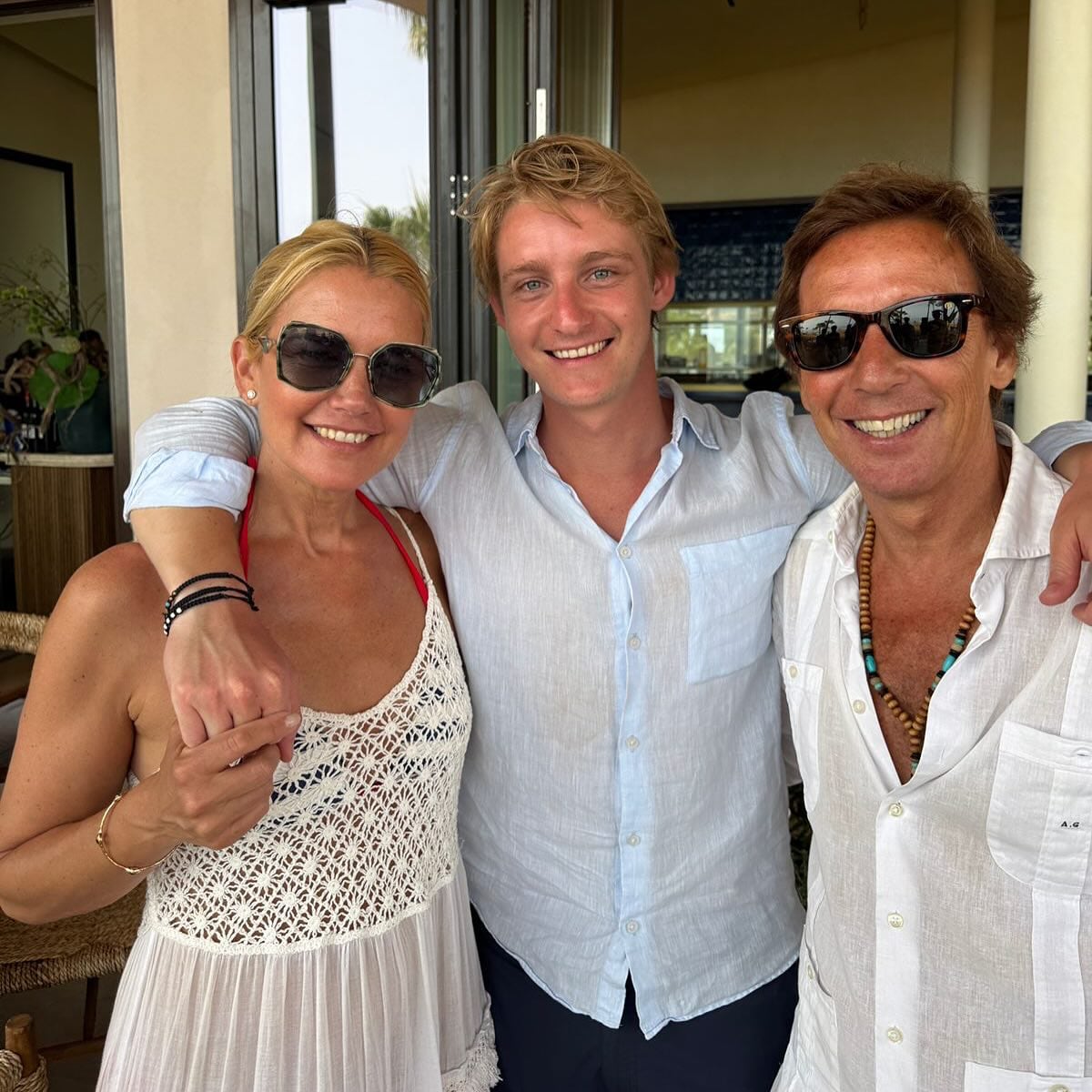 Balthazar junto a sus padres, Valeria Mazza y Alejandro Gravier (Foto: Instagram @balthugravier)