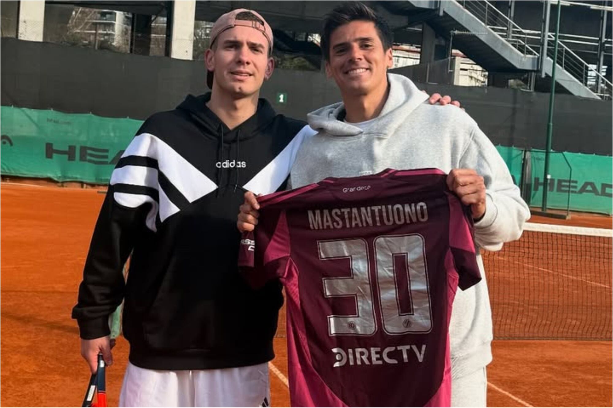 Aprovechando sus días libres, Franco Mastantuono jugó al tenis junto a Federico Coria