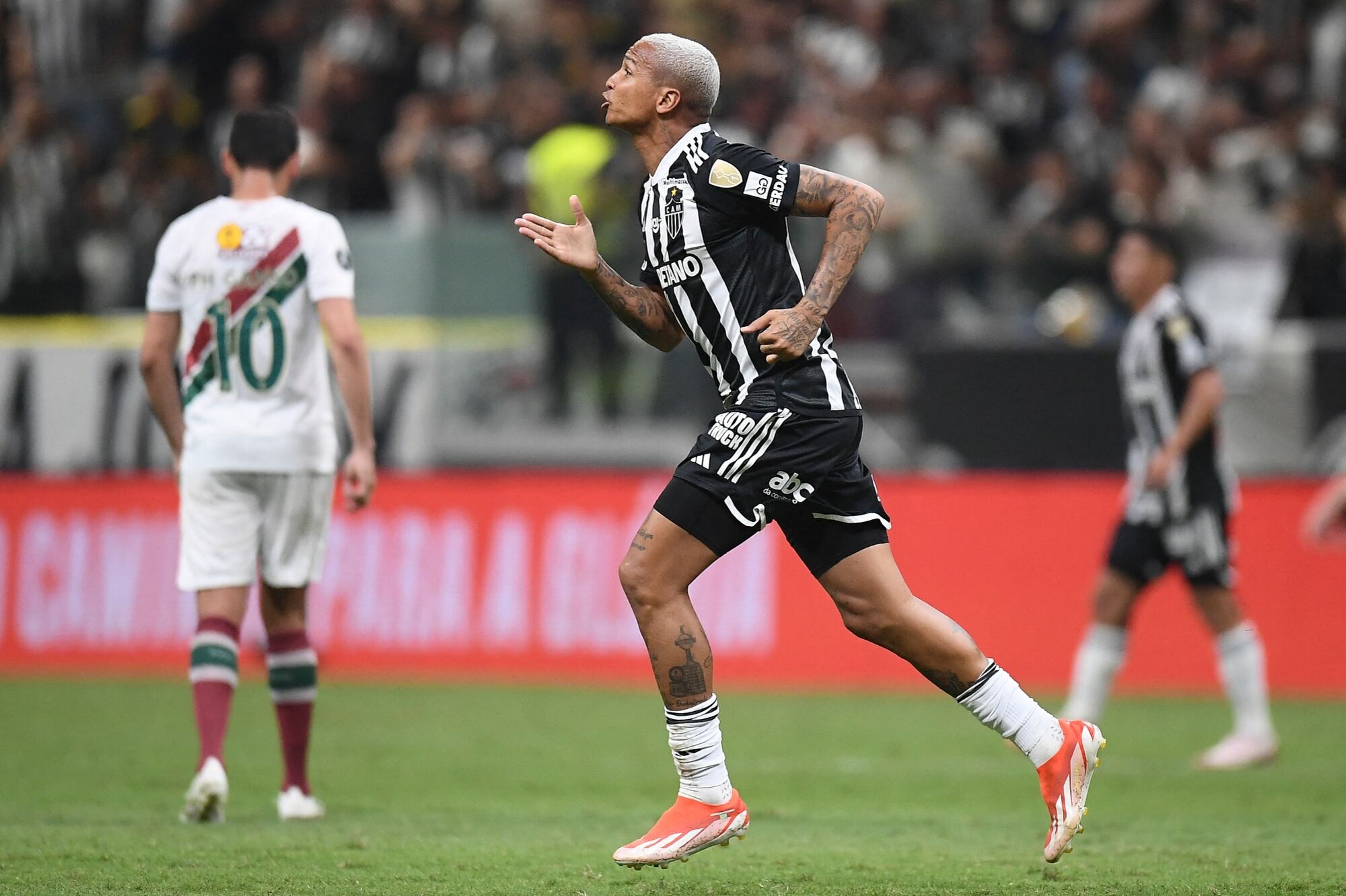 Deyverson corre tras convertir el primer gol; al fondo, la decepción de Ganso
