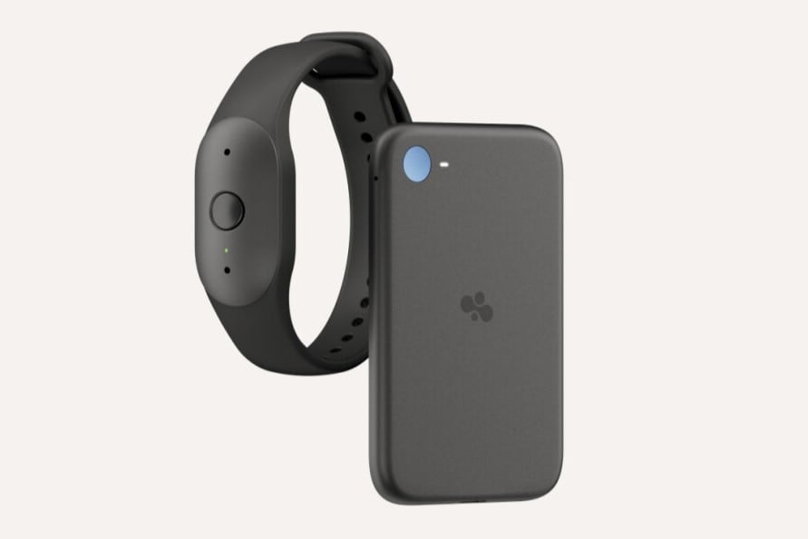 Bee Frontier es una pulsera; Bee Eclipse es un poco más grande y grueso que una tarjeta de crédito; ambos registran lo que decimos y nos dicen para generar un resumen con inteligencia artificial