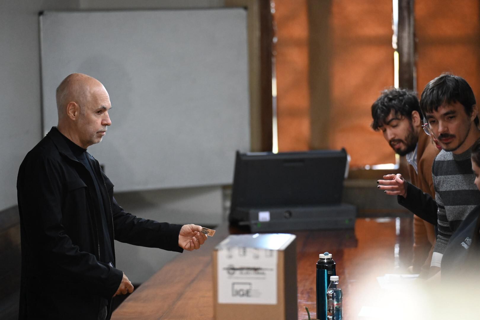 Votación de Horacio Rodríguez Larreta, ex jefe de Gobierno y candidato a la Legislatura porteña. Llegó cerca de las 9 de la mañana a votar a un colegio del barrio de Recoleta.