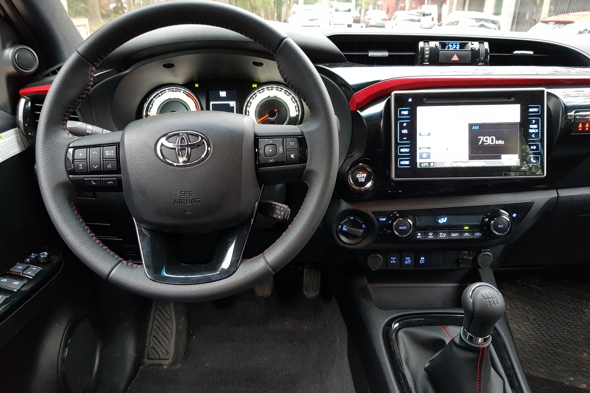 El interior de la Hilux GR Sport que tiene un precio de $71.118.000 para este mes.