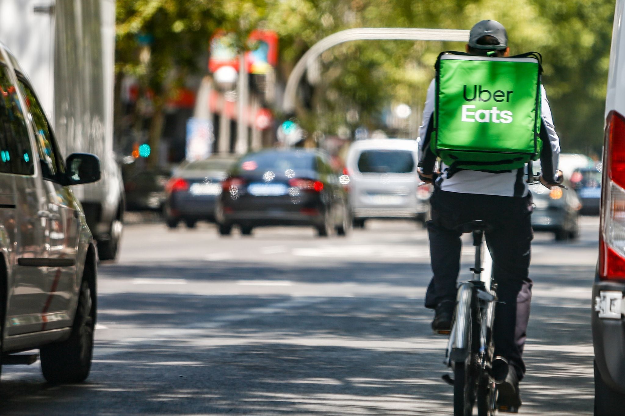 Uber Eats es una aplicación que no solo brinda traslados de pasajeros, sino que también ofrece delivery de restaurantes y tiendas de tecnología, farmacia y demás servicios