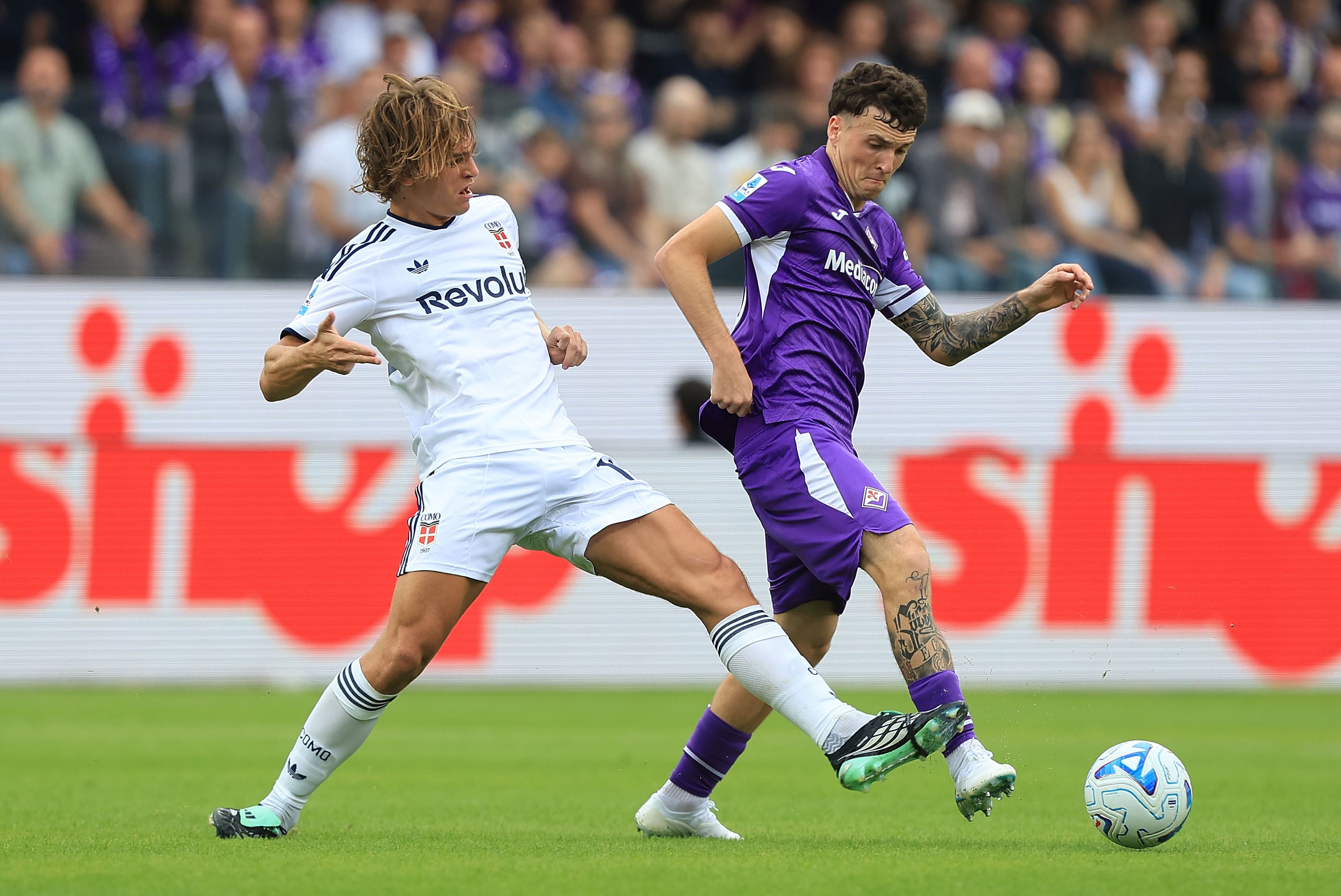 El cabezazo perfecto de Nico Paz ante Fiorentina y el foul a Mastantuono que le valió una amarilla 6 Nico Paz, en la lucha por la pelota de Alejandro Jiménez Sánchez, en el duelo de Como ante Fiorentina