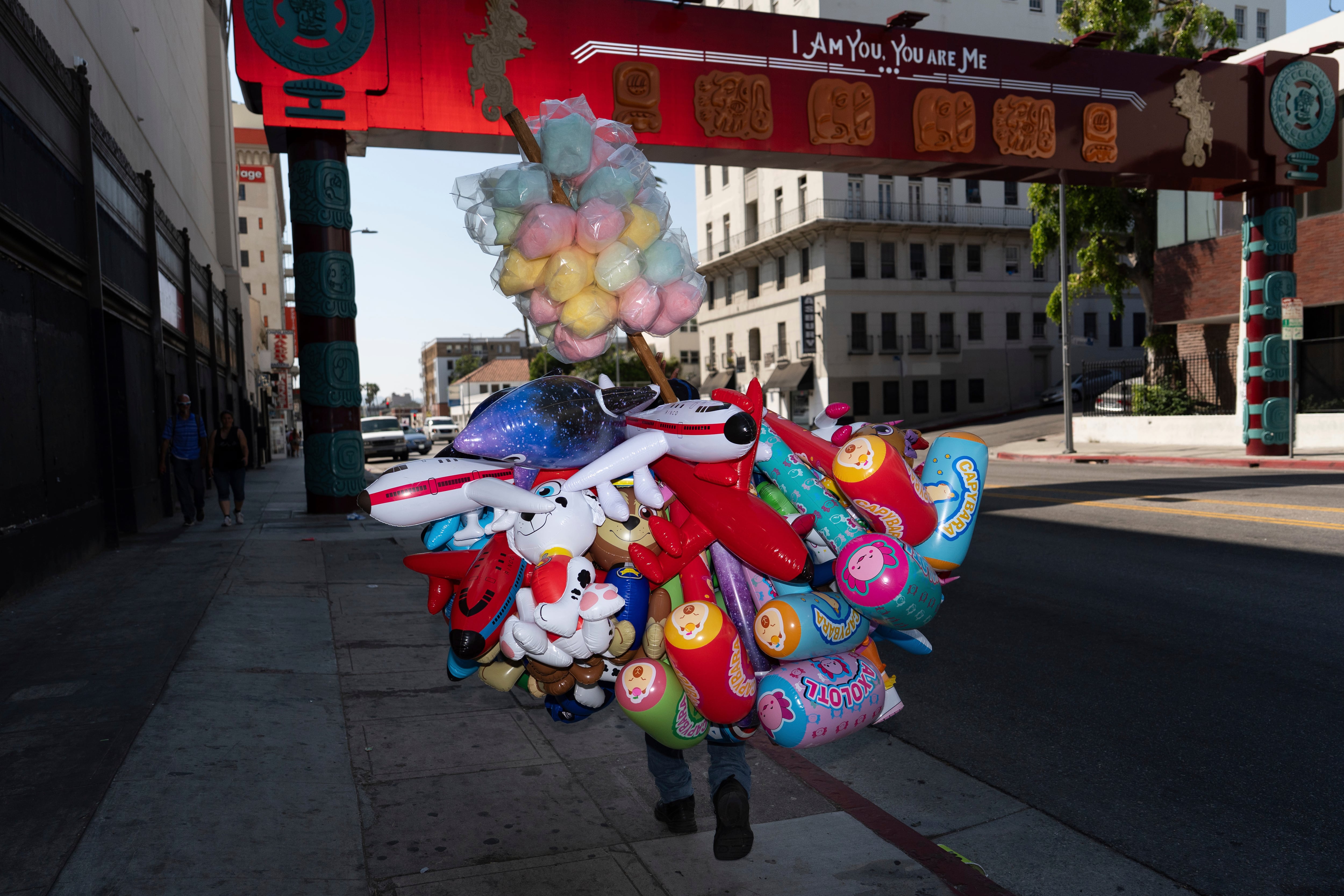 Los vendedores ambulantes migrantes que estarán “blindados” por Gavin Newsom con nueva ley