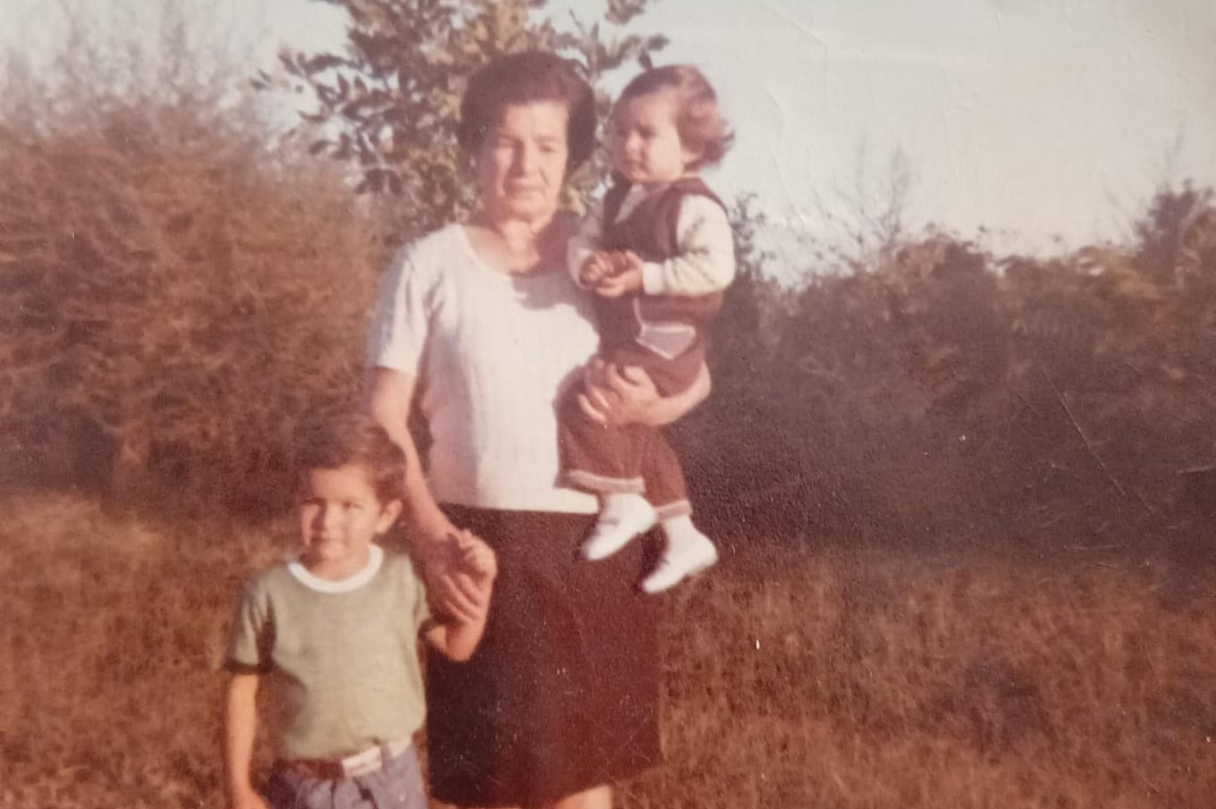 La abuela, Esperanza, con Gabriel y Analía en General Alvear, Mendoza.