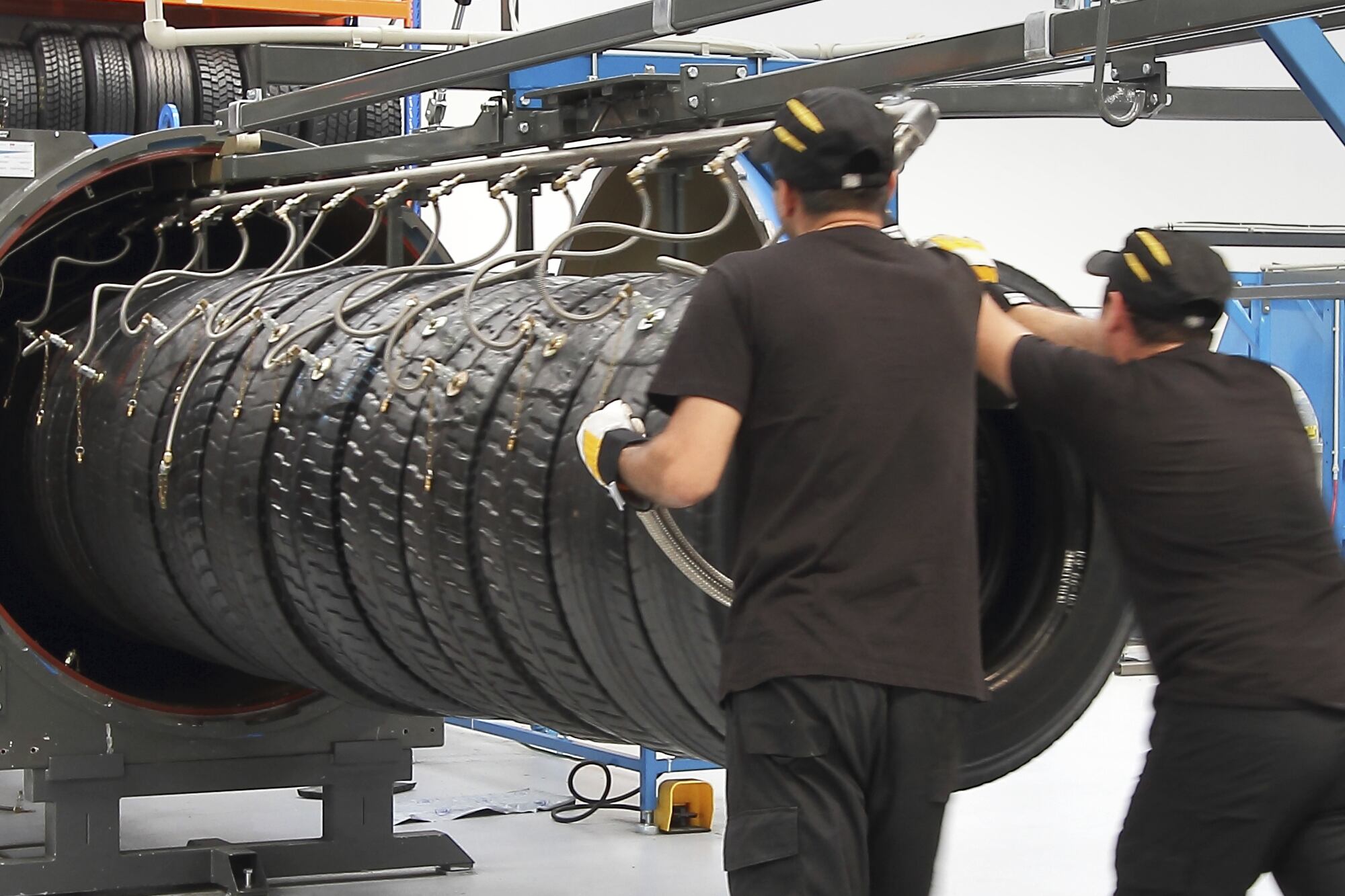 La frecuencia recomendada para la rotación varía según el fabricante y el tipo de vehículo, pero generalmente se sugiere hacerlo cada 5000 a 10.000 kilómetros.