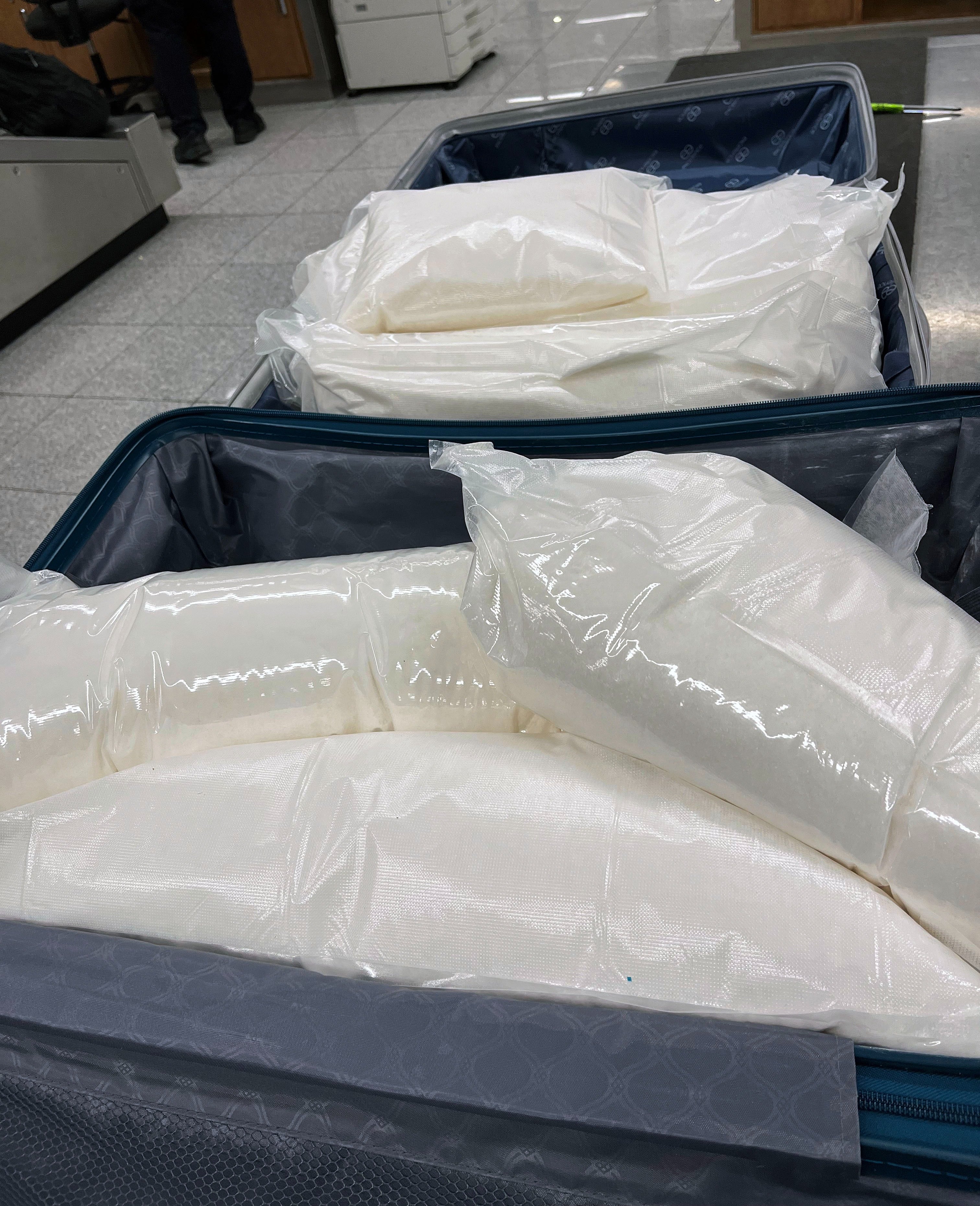 Las bolsas de drogas descubiertas en las valijas de la viajera estadounidense