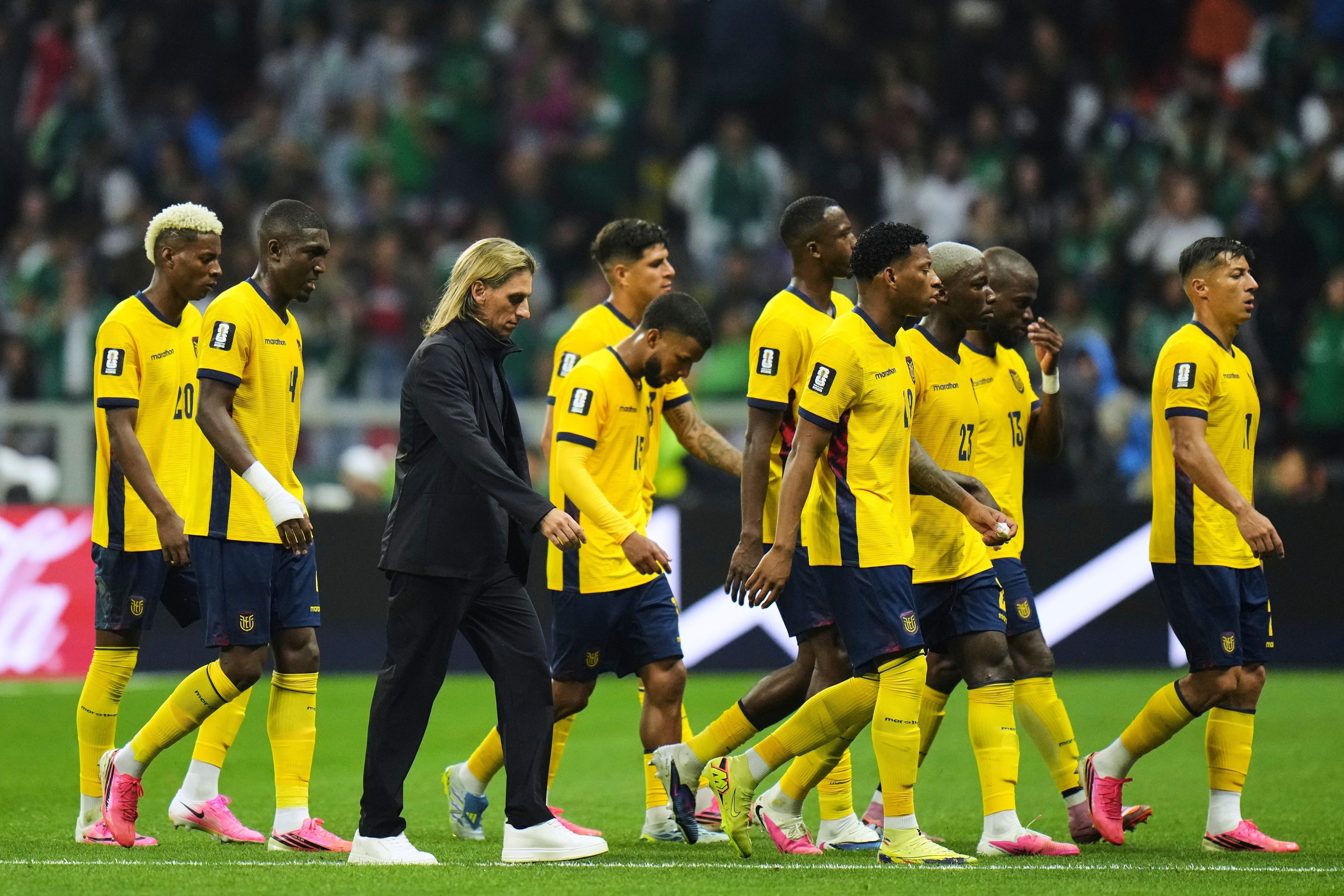 Cabeza gacha al retirarse al vestuario en el entretiempo con la desventaja de dos goles, postal que Sebastián Beccacece y sus jugadores replicaron con la eliminación concretada.