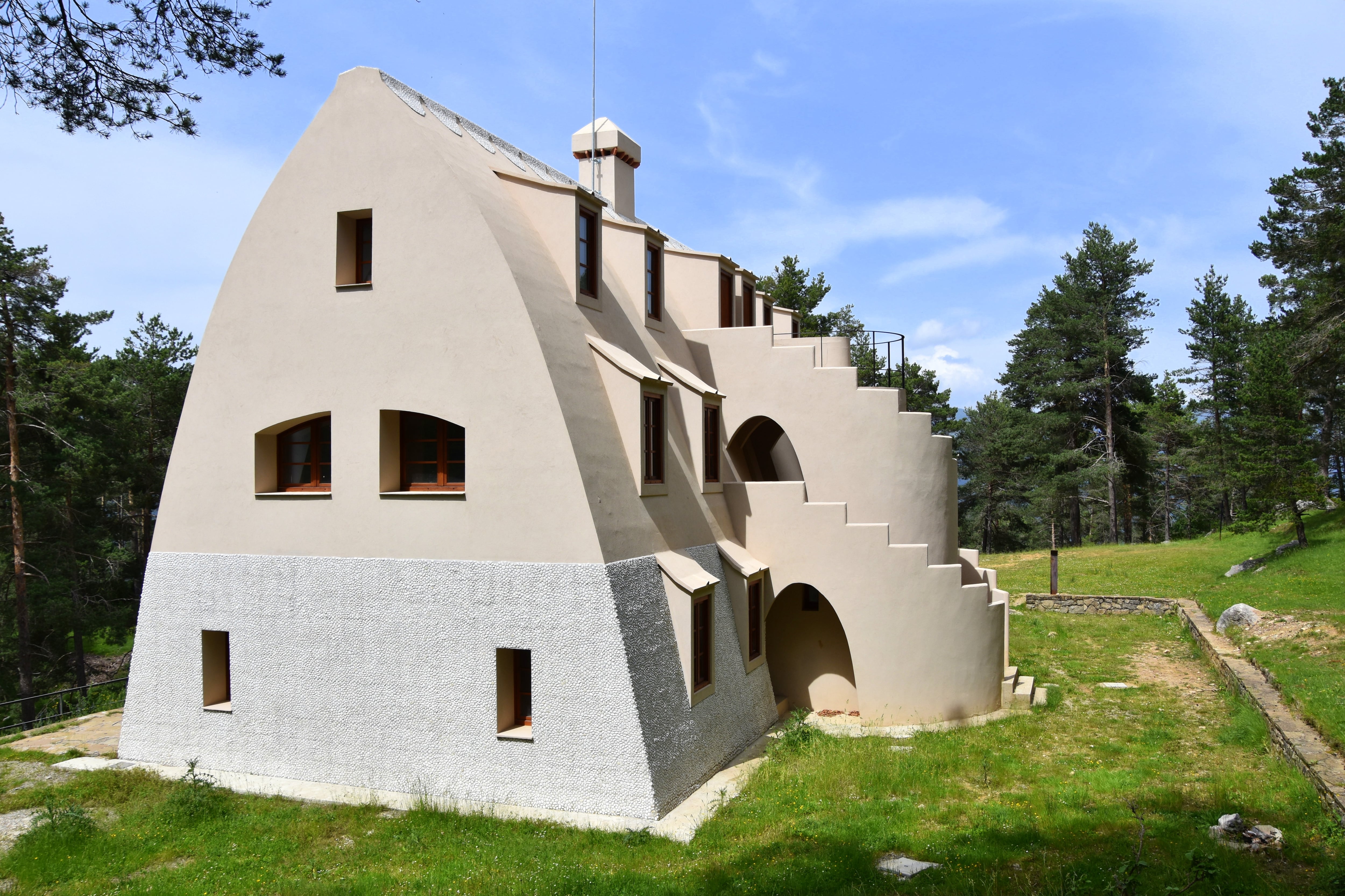 Misterio resuelto: se confirmó que este extraño chalet “de geometría perfecta” lo diseñó Gaudí a 1500 metros de altura