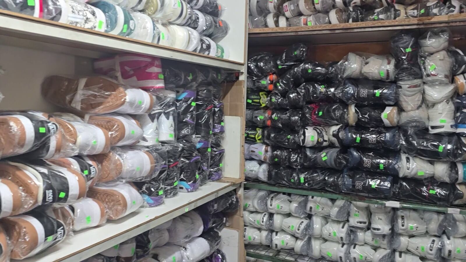 Golpe al contrabando en Flores: secuestraron 5000 pares de zapatillas y mercadería apócrifa