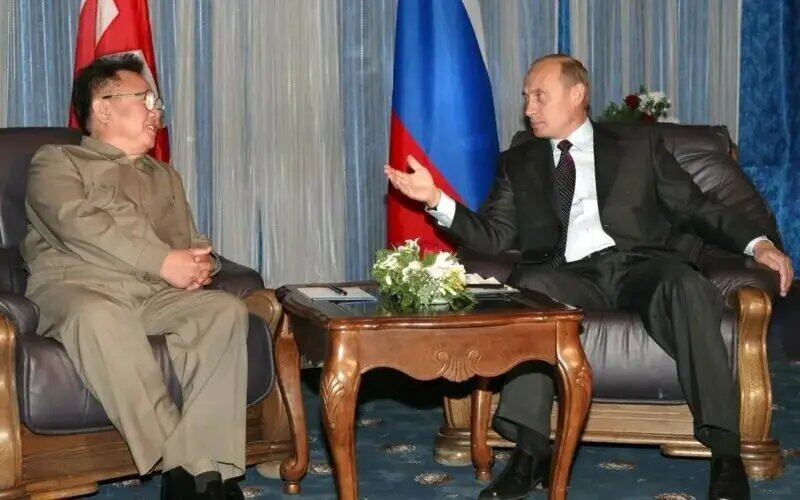 En agosto de 2002, el presidente ruso Vladimir Putin (derecha) se reunió con el entonces presidente de Corea del Norte, Kim Jong-il (izquierda), en Vladivostok, en el Lejano Oriente