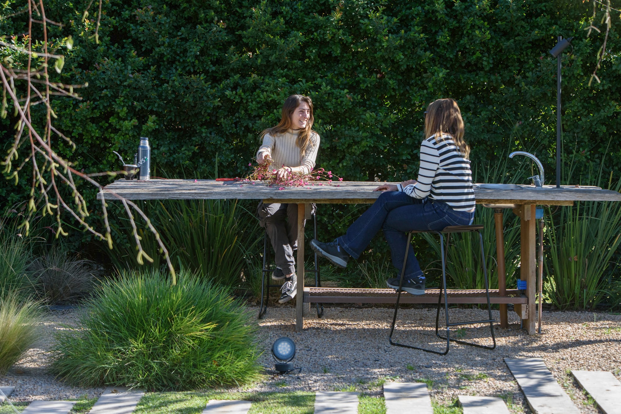 Una mesa para comer al aire libre o para realizar trabajos de jardinería acompaña la zona de estar del fogonero