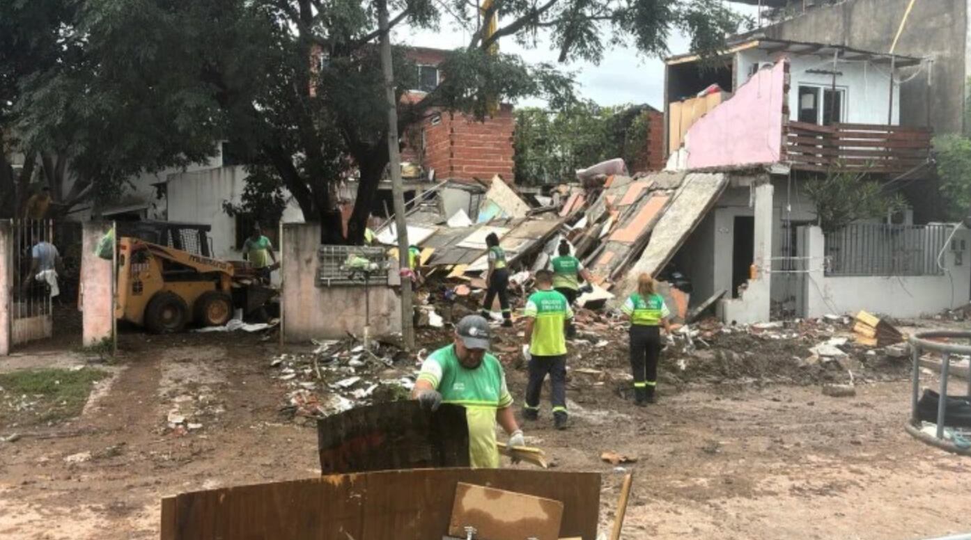 La explosión redujo a escombros la casa de la víctima fatal, y provocó daños en varias viviendas linderas: vidrios destrozados, techos derrumbados y paredes con grietas