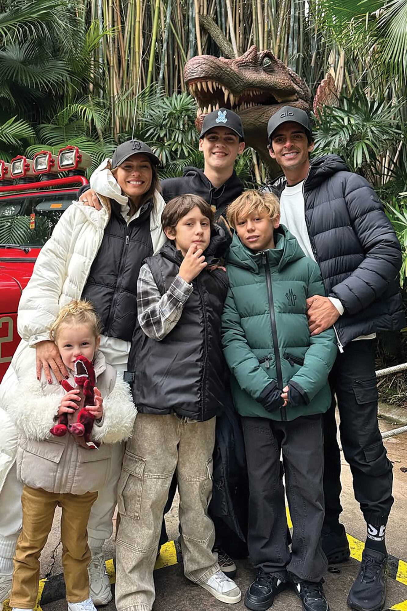 Un dinosaurio al ataque. Pampita posa con sus hijos Anita, Bautista, Benicio y Beltrán, y su hermano Guillermo.