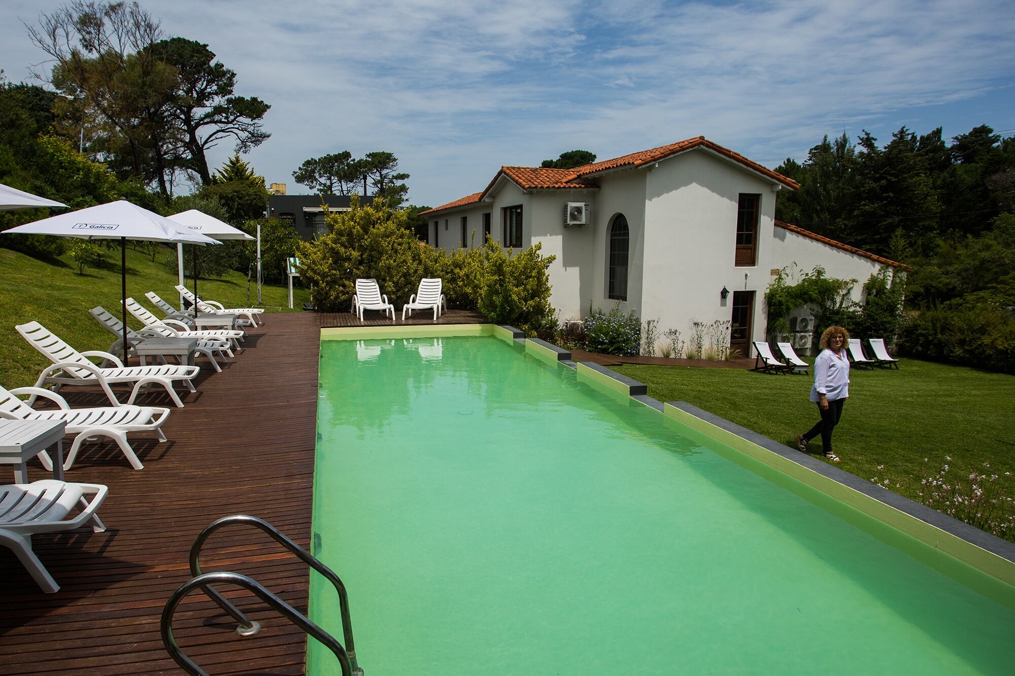 La hostería cuenta con patio, pileta, solárium, gimnasio y carpas para masajes al aire libre y terraza